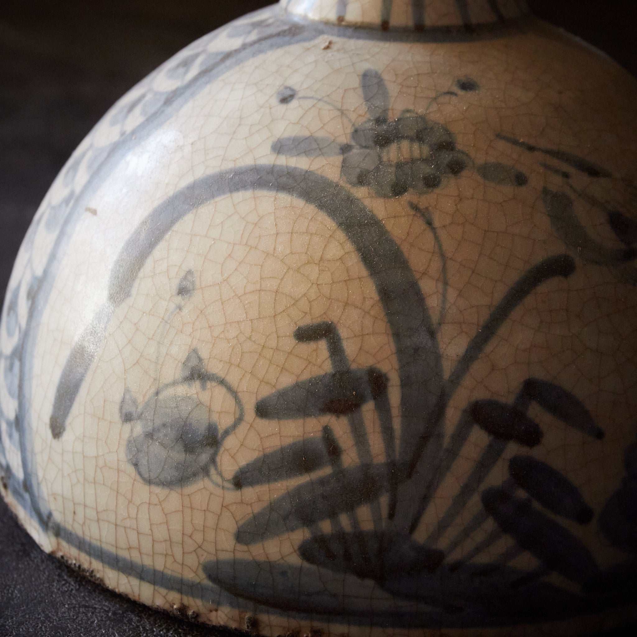 FRASCO DE SAKE, Ko-Imari, con azul bajo cubierta diseño de libélula y flor, Período Edo（1603–1867 d. C.）
