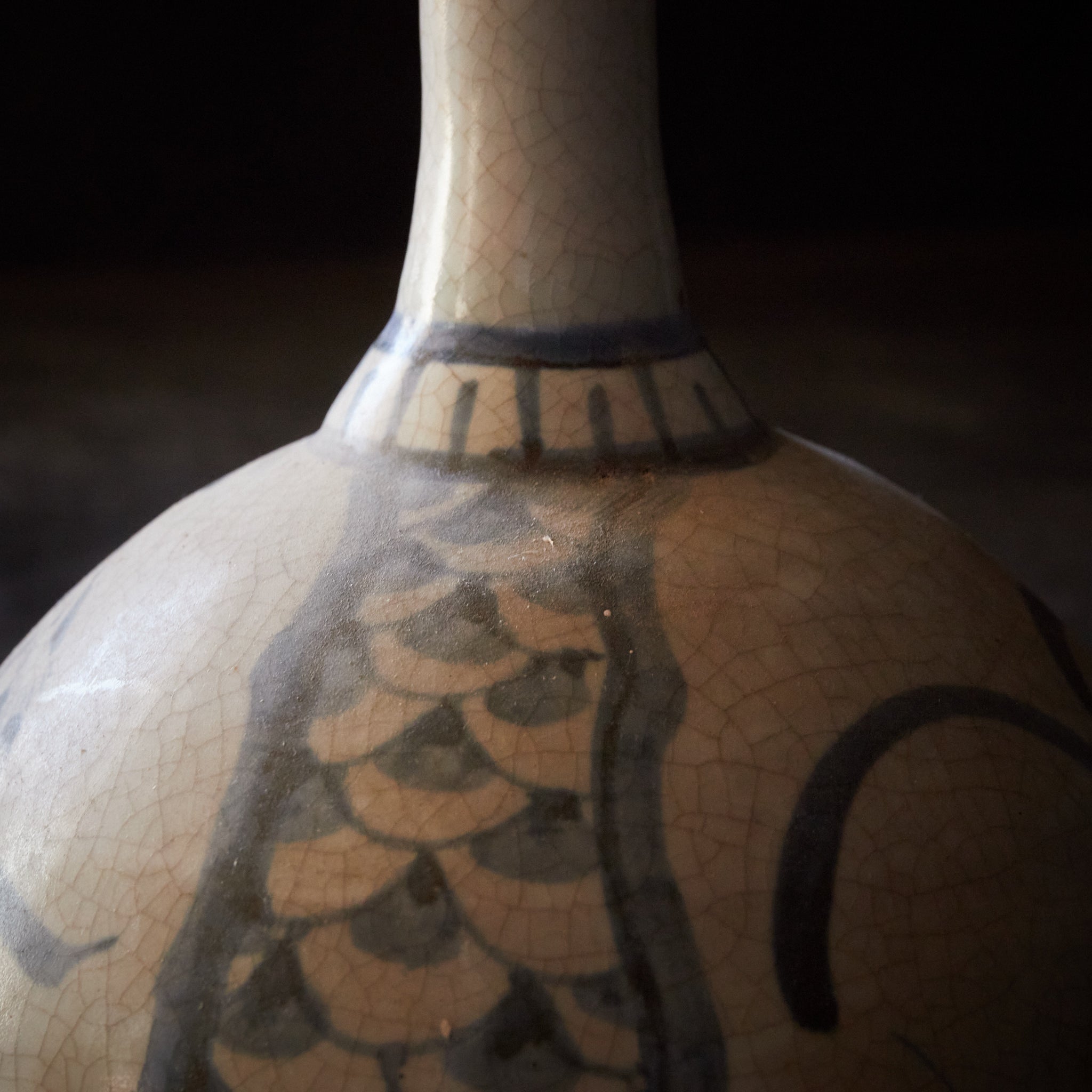 FRASCO DE SAKE, Ko-Imari, con azul bajo cubierta diseño de libélula y flor, Período Edo（1603–1867 d. C.）