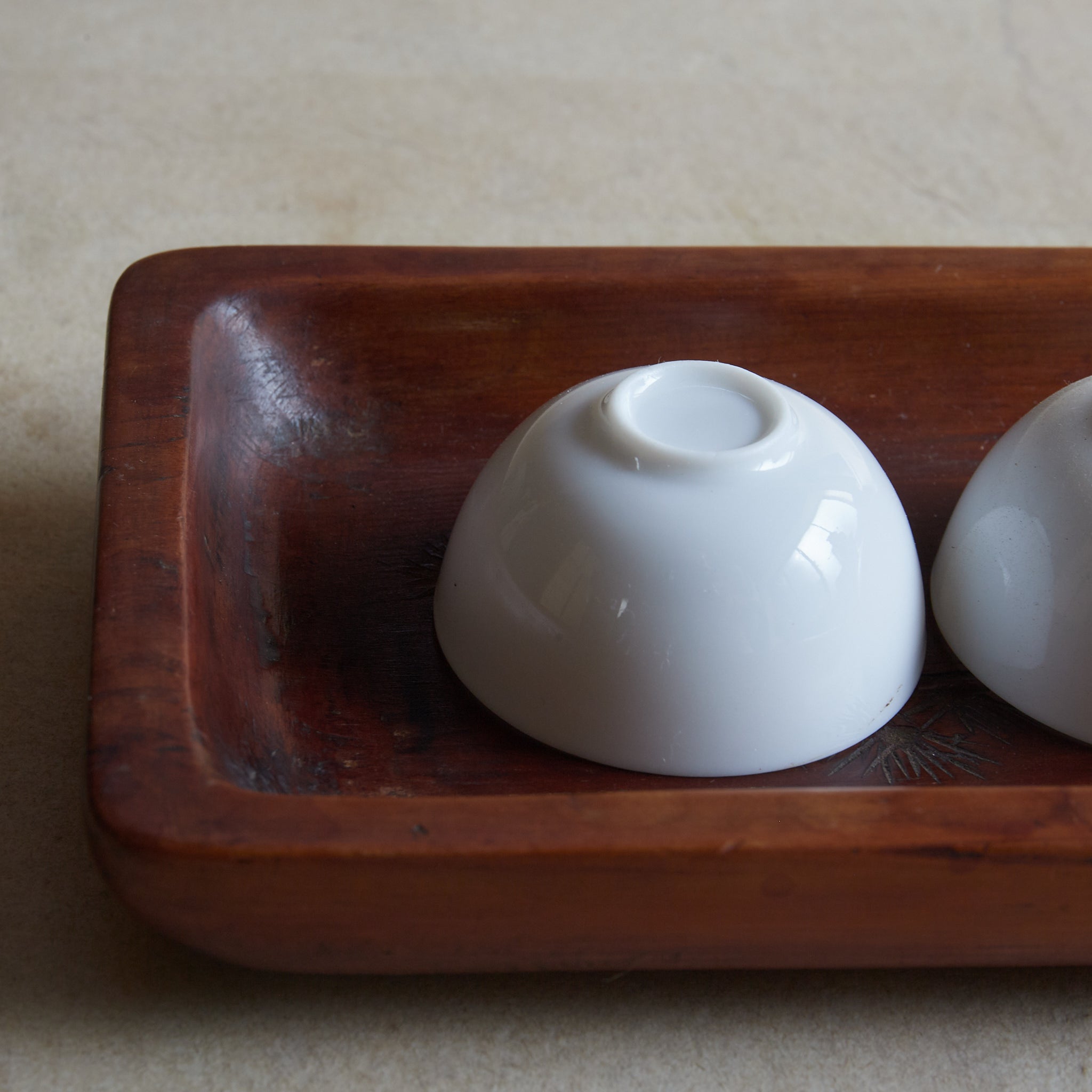 BANDEJA RECTANGULAR DE MADERA, Tallada con diseño de pino, Período Edo–Meiji（1603–1912 d. C.）