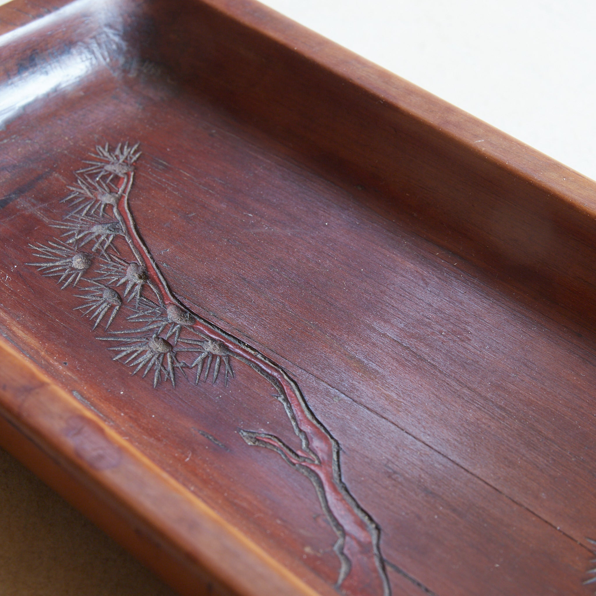 BANDEJA RECTANGULAR DE MADERA, Tallada con diseño de pino, Período Edo–Meiji（1603–1912 d. C.）