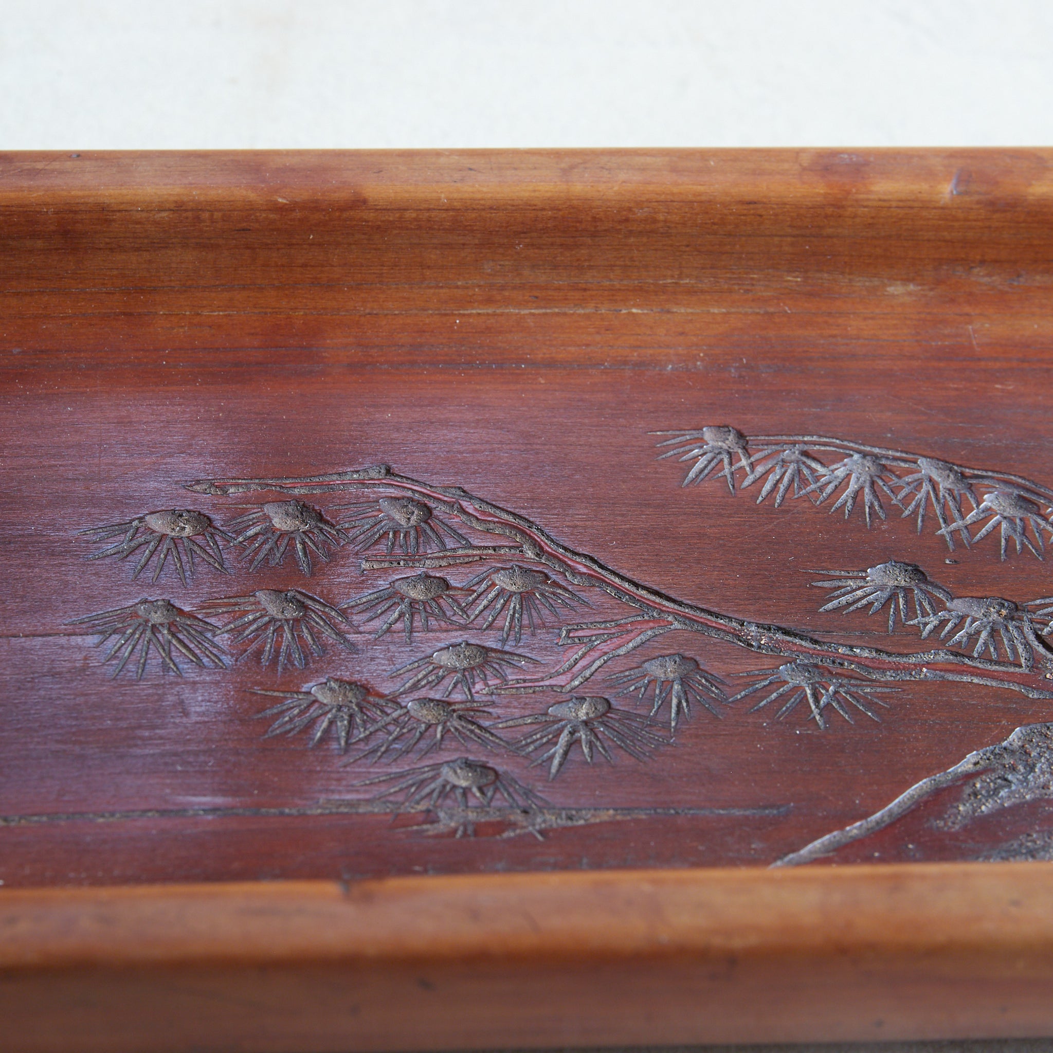 BANDEJA RECTANGULAR DE MADERA, Tallada con diseño de pino, Período Edo–Meiji（1603–1912 d. C.）