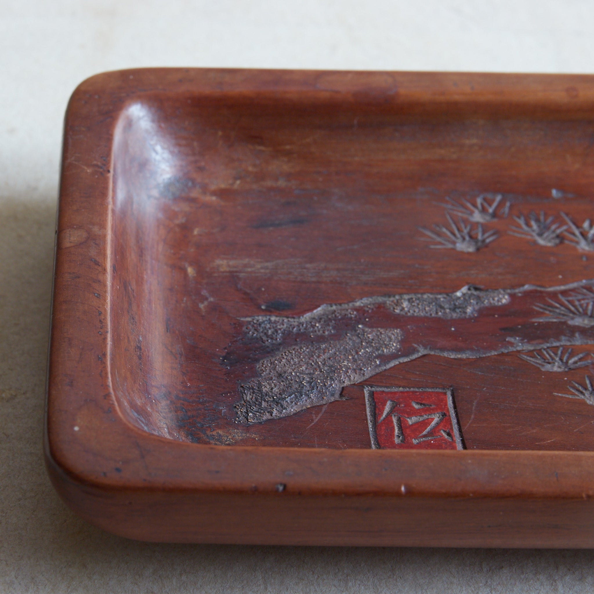 BANDEJA RECTANGULAR DE MADERA, Tallada con diseño de pino, Período Edo–Meiji（1603–1912 d. C.）