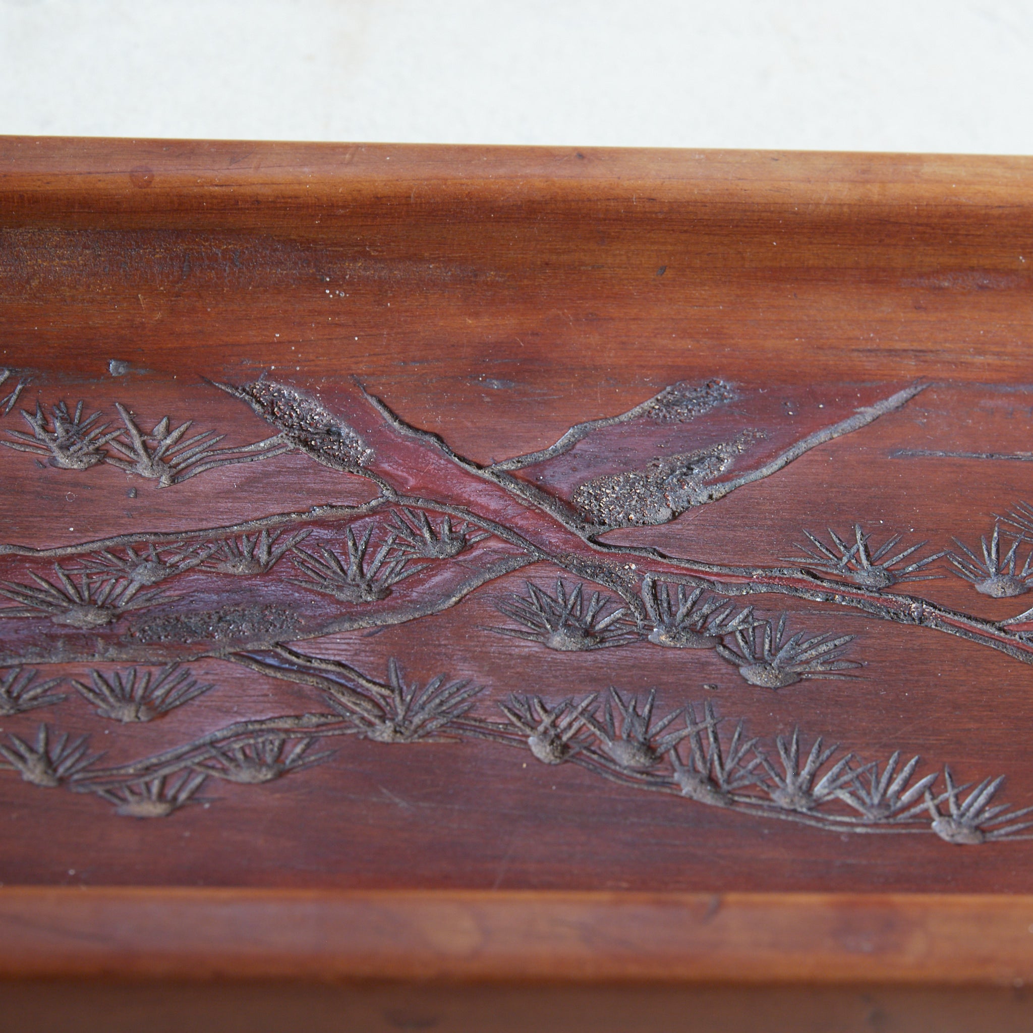 BANDEJA RECTANGULAR DE MADERA, Tallada con diseño de pino, Período Edo–Meiji（1603–1912 d. C.）