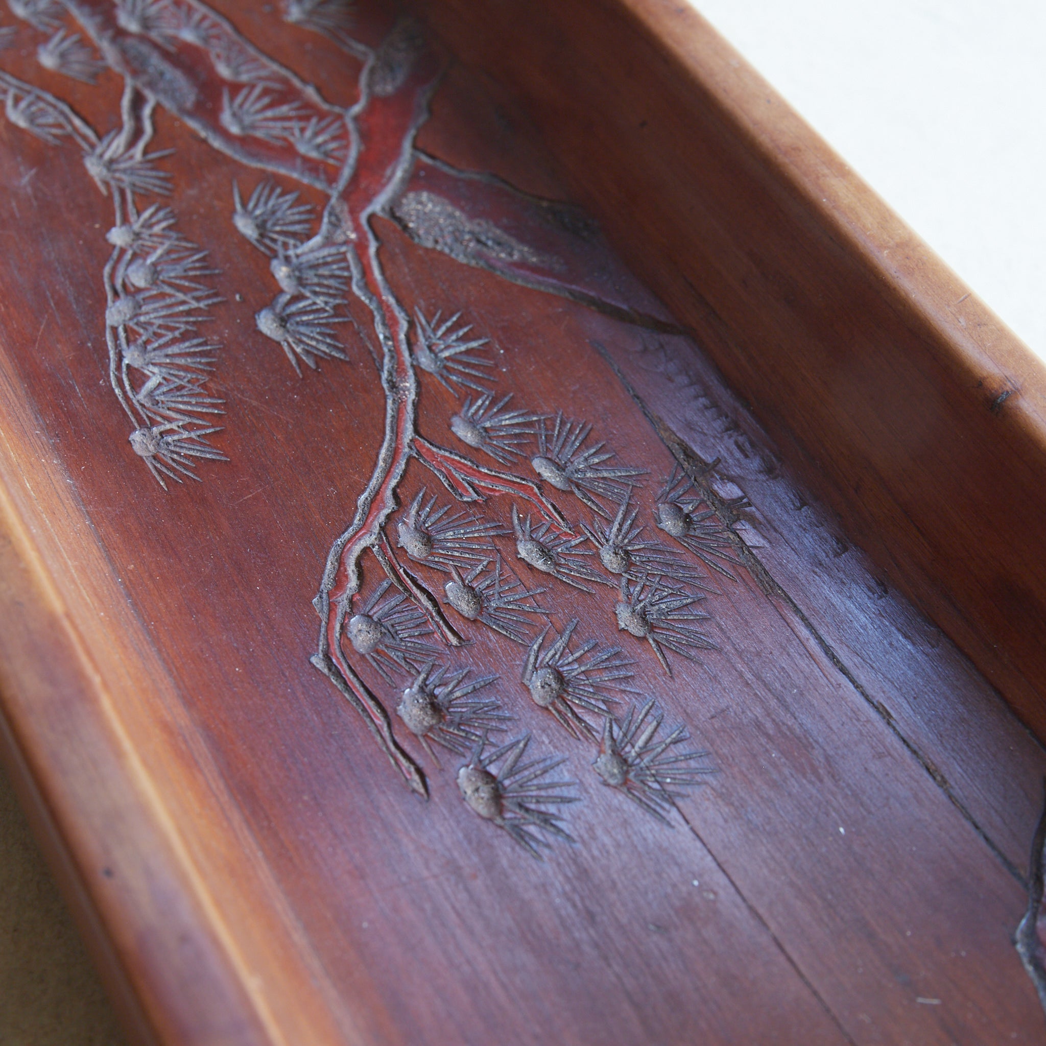 BANDEJA RECTANGULAR DE MADERA, Tallada con diseño de pino, Período Edo–Meiji（1603–1912 d. C.）