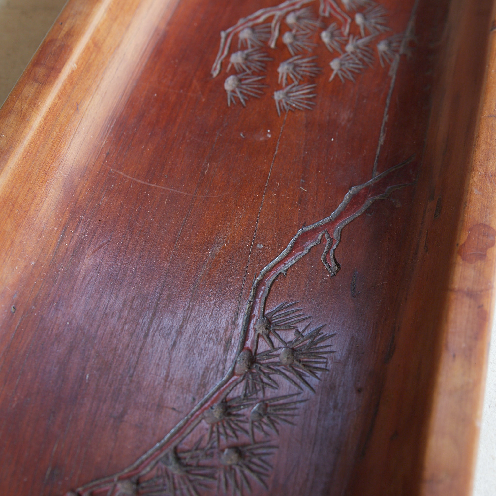 BANDEJA RECTANGULAR DE MADERA, Tallada con diseño de pino, Período Edo–Meiji（1603–1912 d. C.）