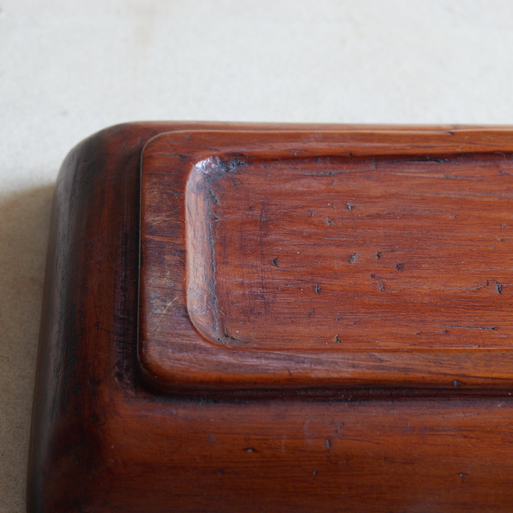 BANDEJA RECTANGULAR DE MADERA, Tallada con diseño de pino, Período Edo–Meiji（1603–1912 d. C.）
