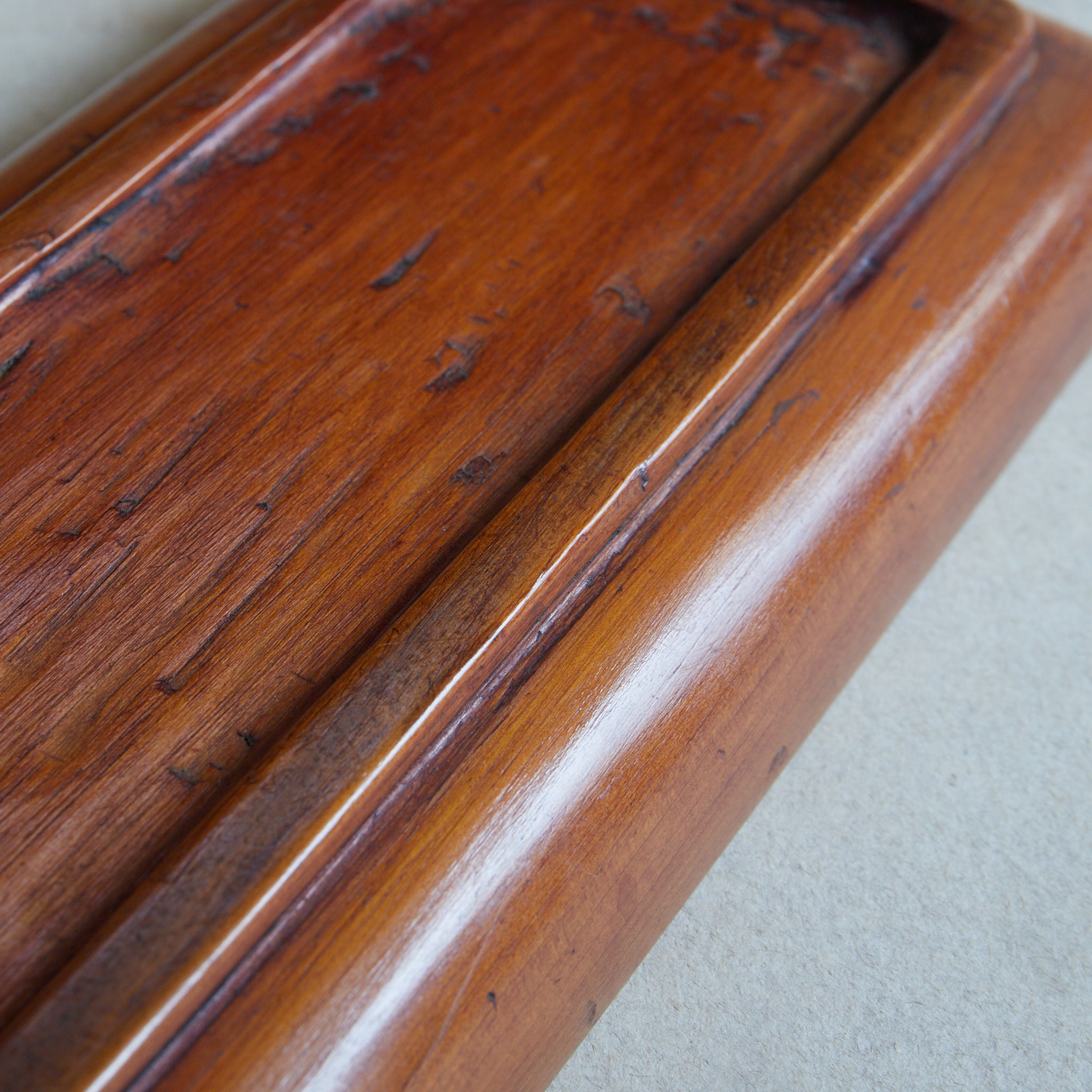 BANDEJA RECTANGULAR DE MADERA, Tallada con diseño de pino, Período Edo–Meiji（1603–1912 d. C.）