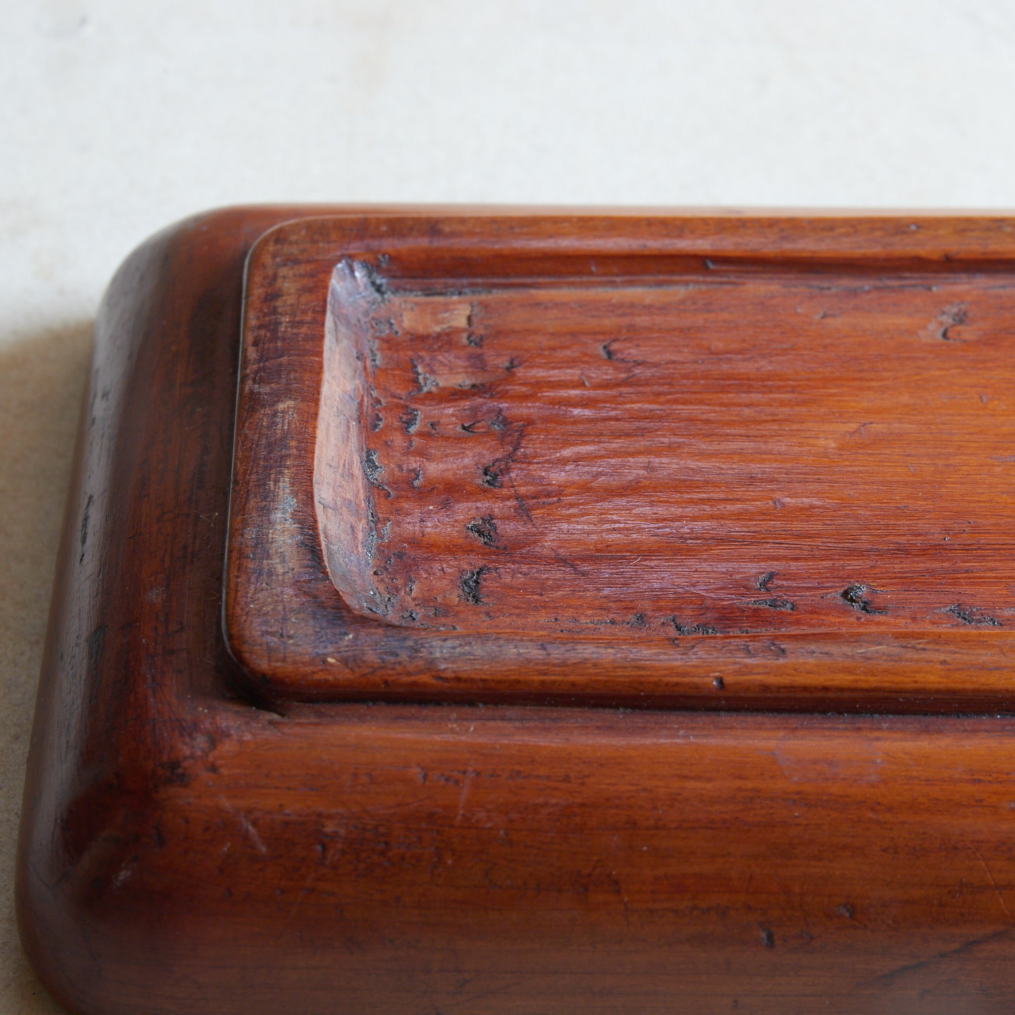 BANDEJA RECTANGULAR DE MADERA, Tallada con diseño de pino, Período Edo–Meiji（1603–1912 d. C.）