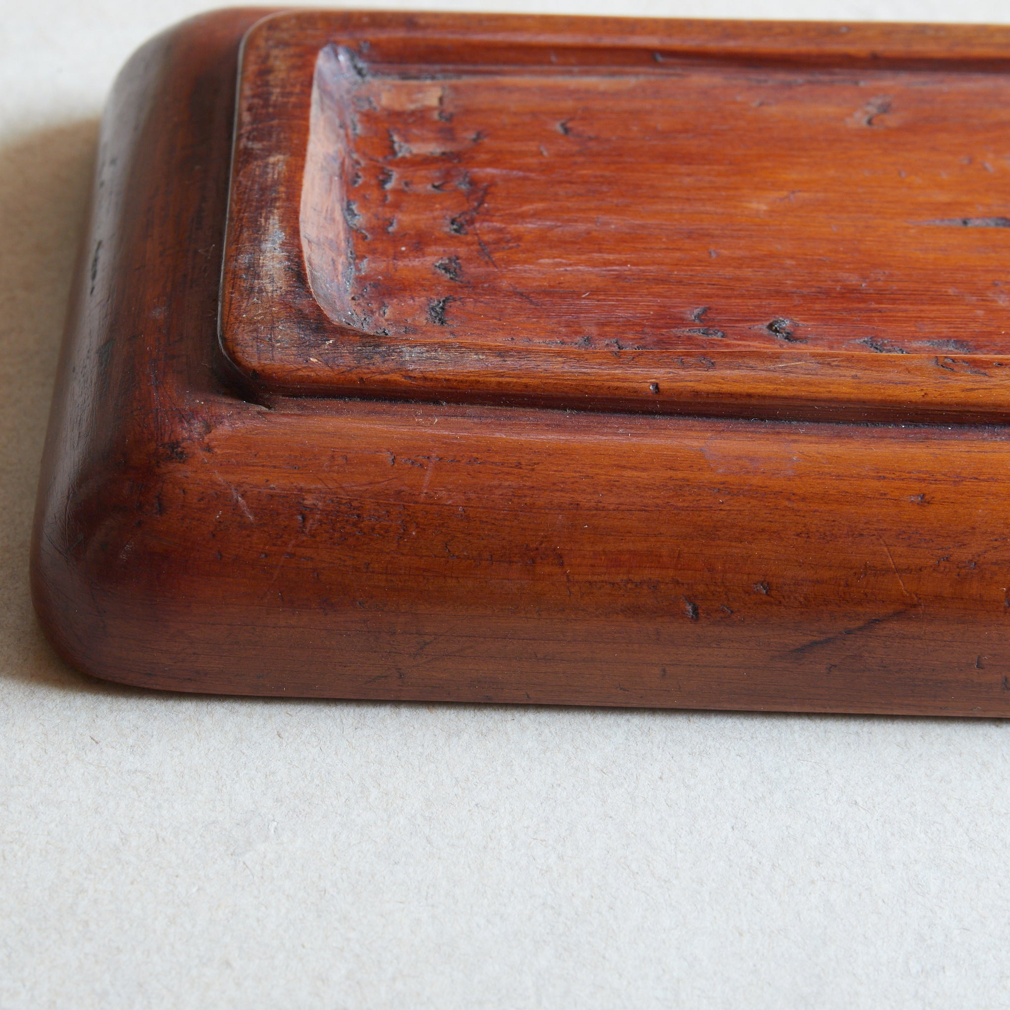 BANDEJA RECTANGULAR DE MADERA, Tallada con diseño de pino, Período Edo–Meiji（1603–1912 d. C.）