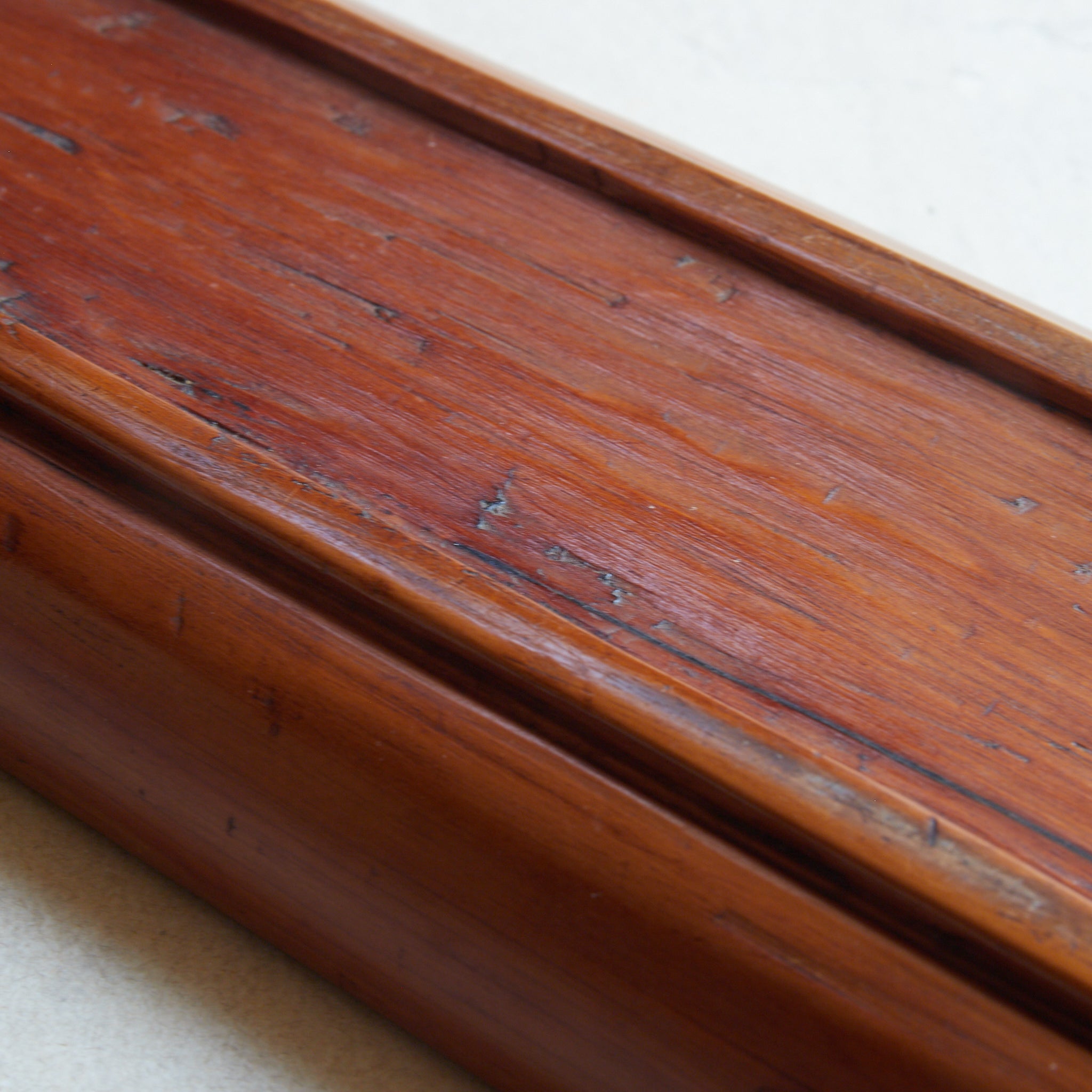 BANDEJA RECTANGULAR DE MADERA, Tallada con diseño de pino, Período Edo–Meiji（1603–1912 d. C.）