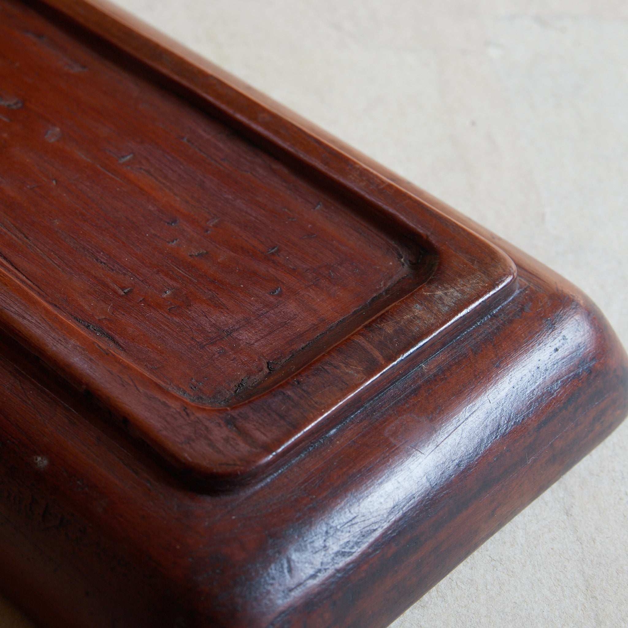 BANDEJA RECTANGULAR DE MADERA, Tallada con diseño de pino, Período Edo–Meiji（1603–1912 d. C.）
