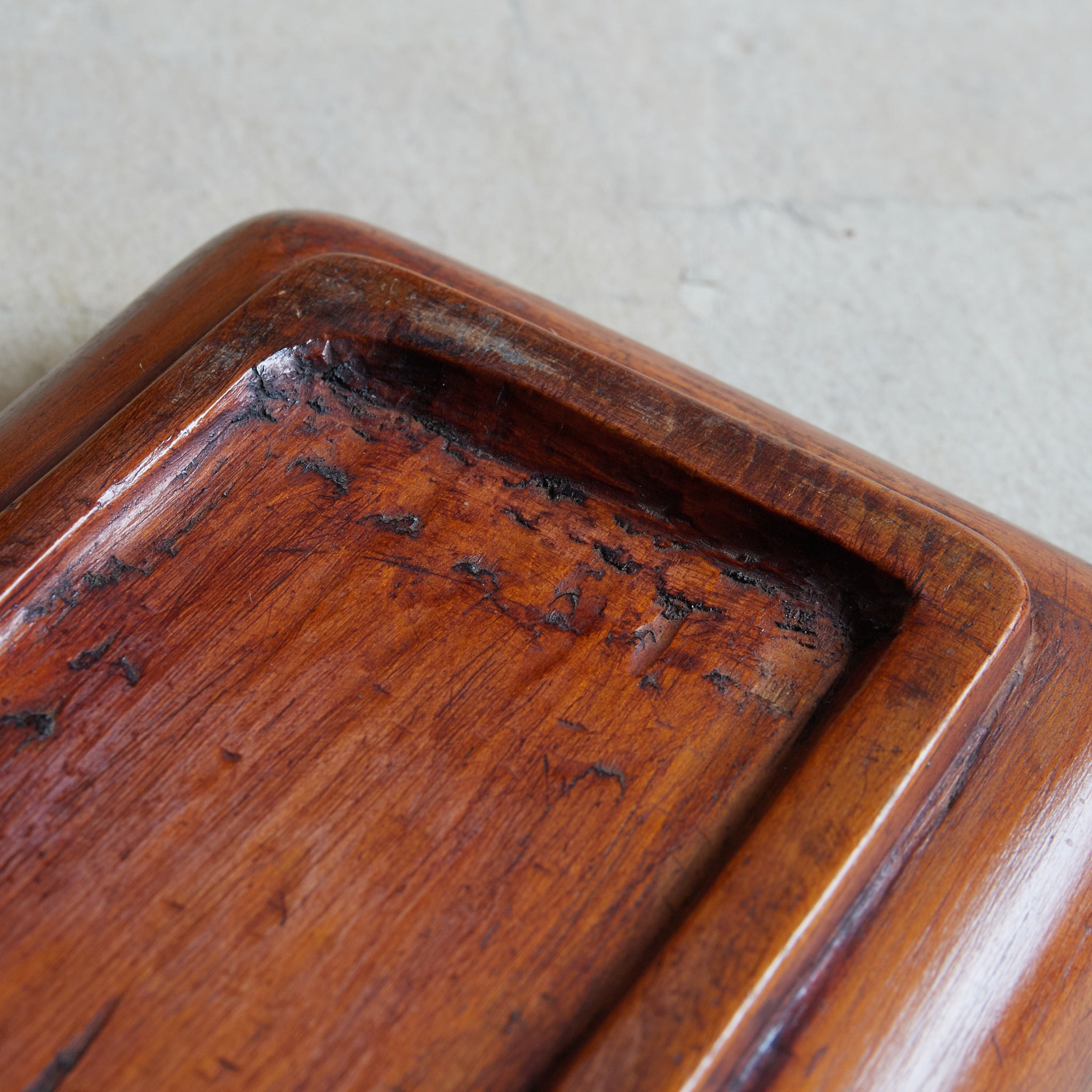 BANDEJA RECTANGULAR DE MADERA, Tallada con diseño de pino, Período Edo–Meiji（1603–1912 d. C.）