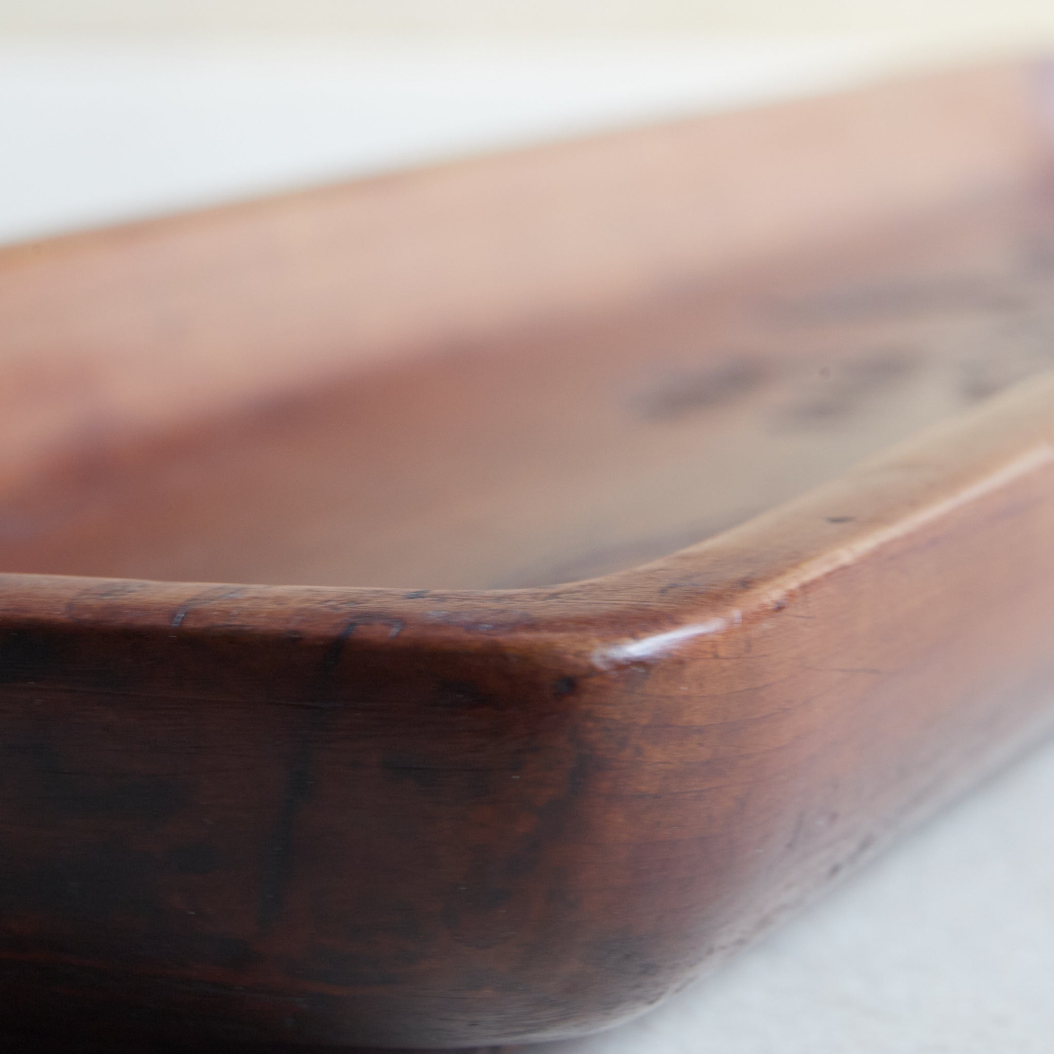 BANDEJA RECTANGULAR DE MADERA, Tallada con diseño de pino, Período Edo–Meiji（1603–1912 d. C.）