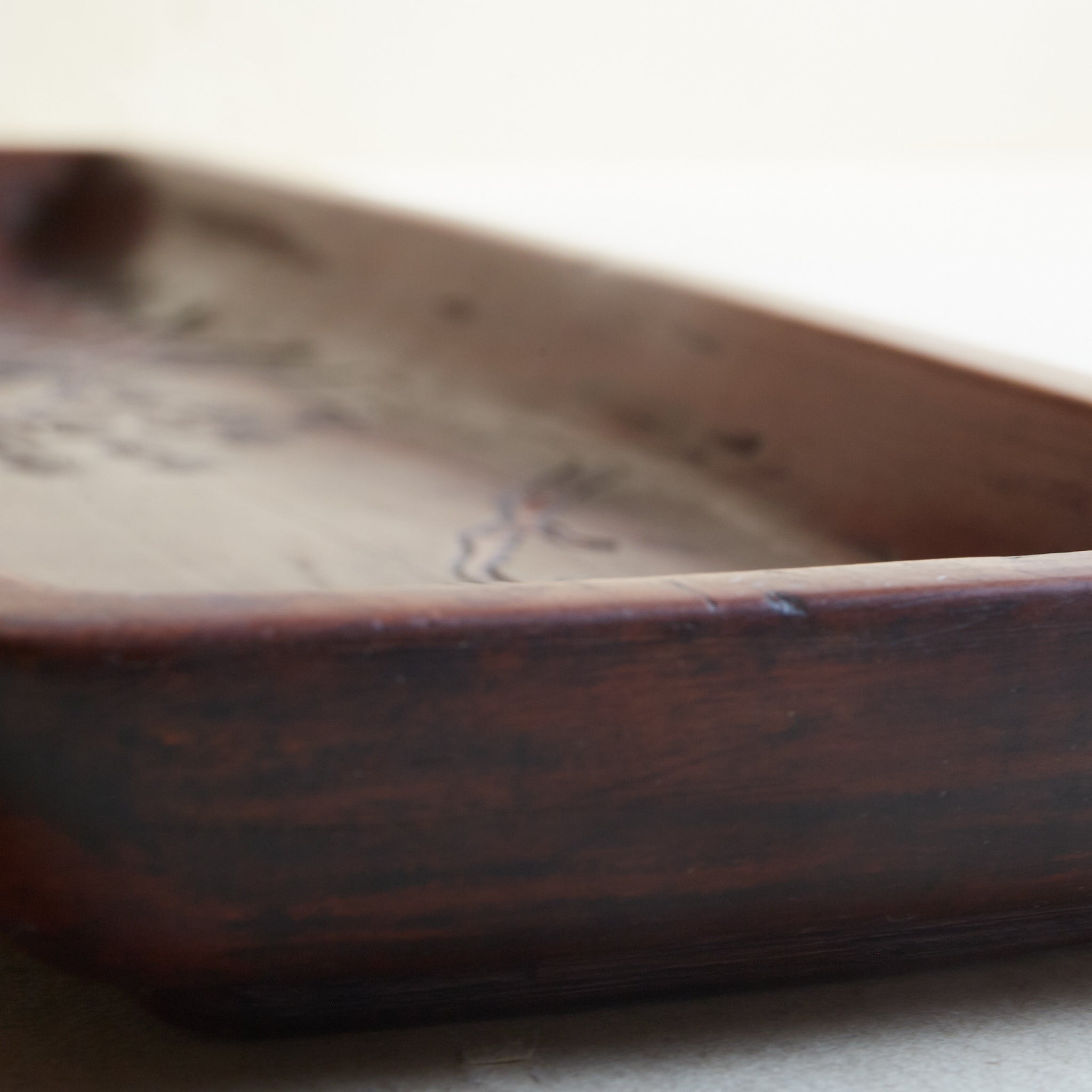 BANDEJA RECTANGULAR DE MADERA, Tallada con diseño de pino, Período Edo–Meiji（1603–1912 d. C.）