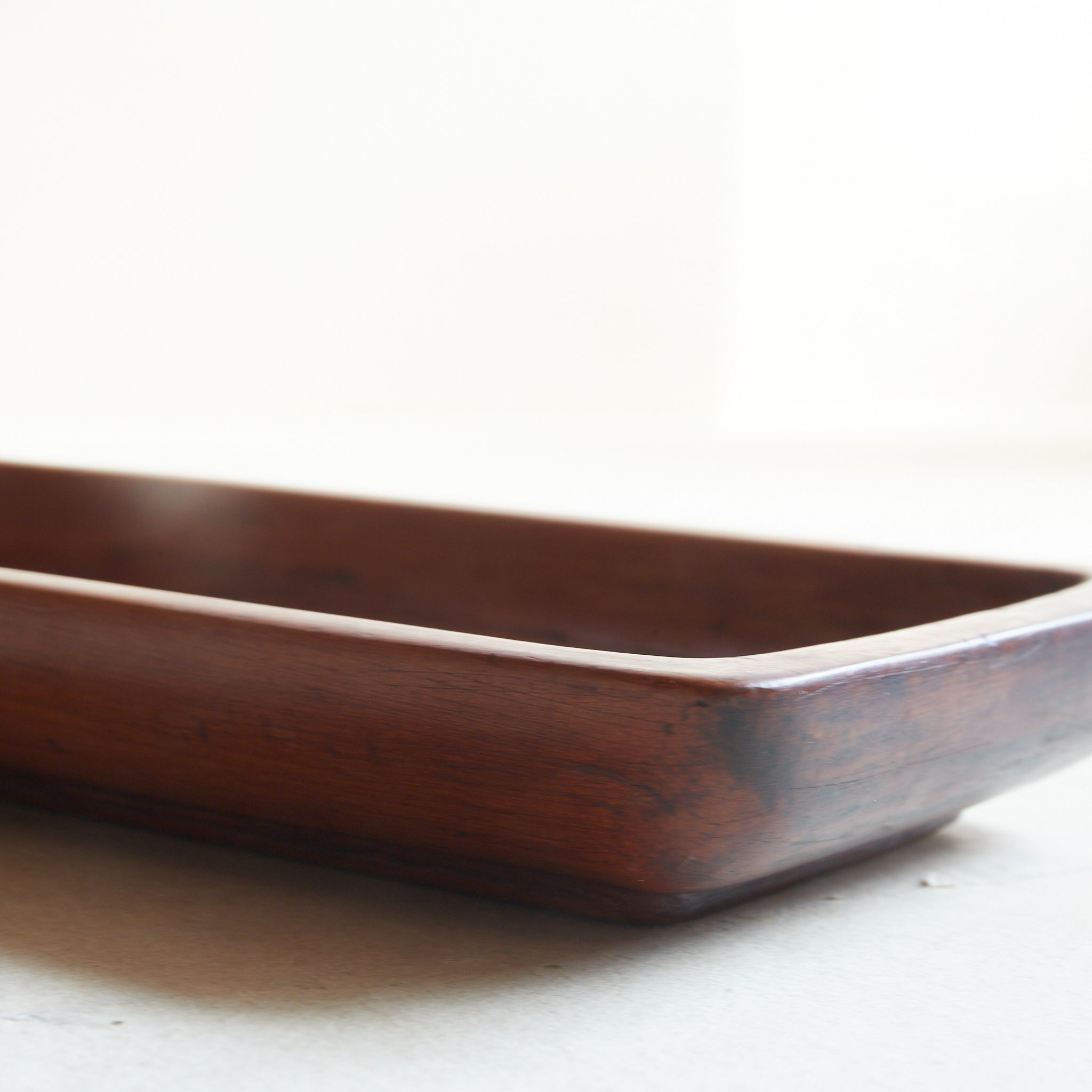BANDEJA RECTANGULAR DE MADERA, Tallada con diseño de pino, Período Edo–Meiji（1603–1912 d. C.）