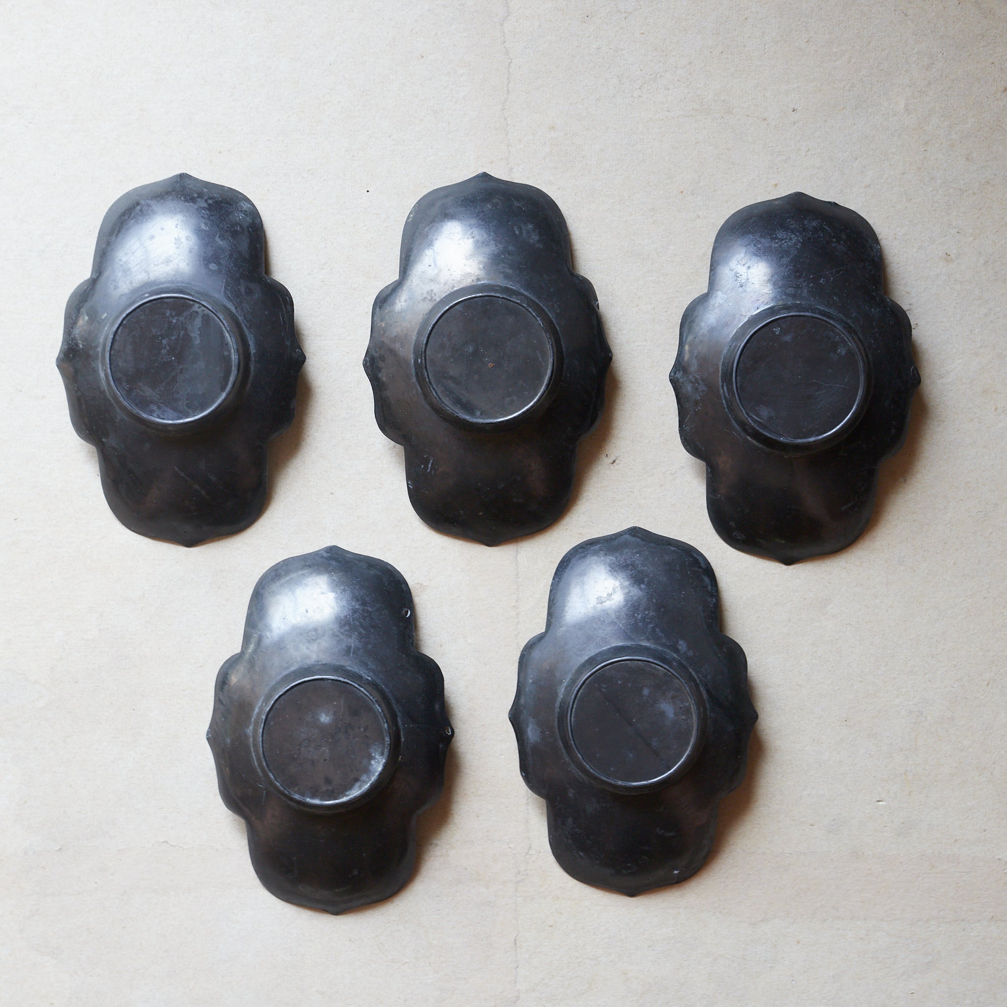 PIATTINO A FIORE LOBATA DI STAGNO ANTICO, Set da 5, Dinastia Qing（1616–1911 d.C.）
