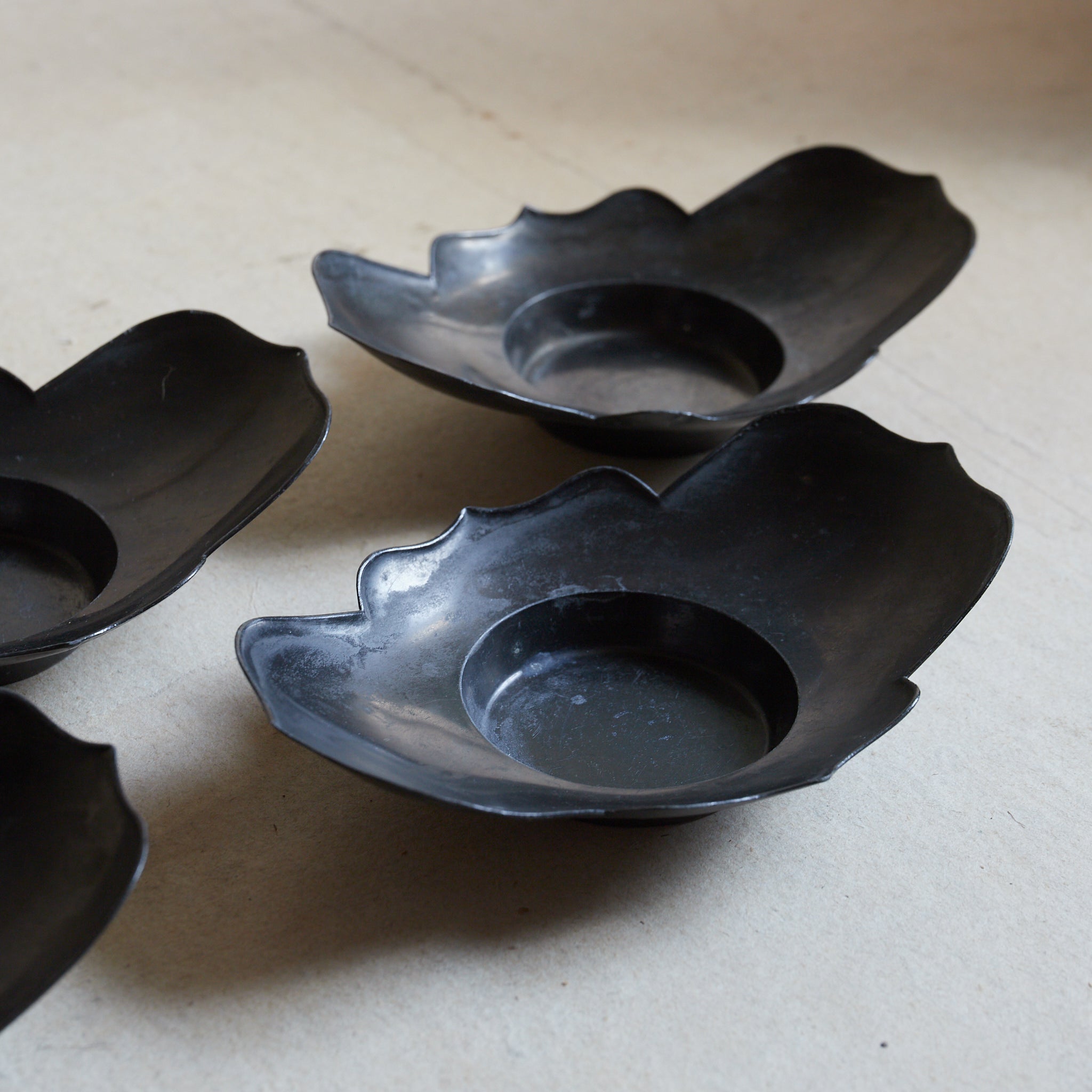 清代 古錫輪花形茶托 5客揃（1616–1911CE） | 入蘆花（ロカニイル）