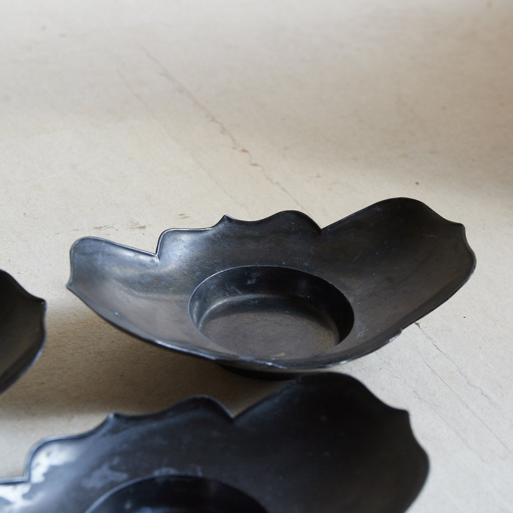 清代 古錫輪花形茶托 5客揃（1616–1911CE） | 入蘆花（ロカニイル）