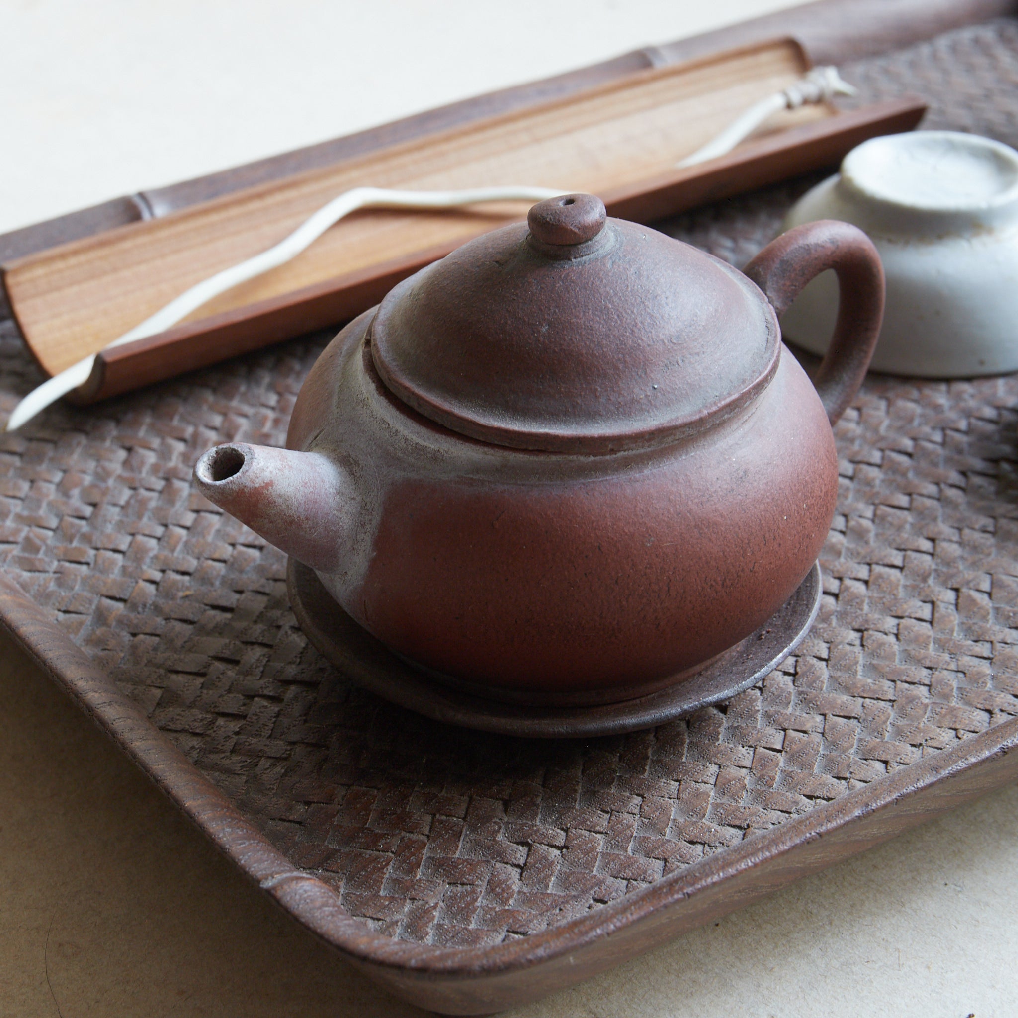 BANDEJA DE TÉ DE MADERA, Intrincadamente tallada con diseño de ajiro de imitación de bambú, Período Meiji–Taisho（1868–1926 d. C.）