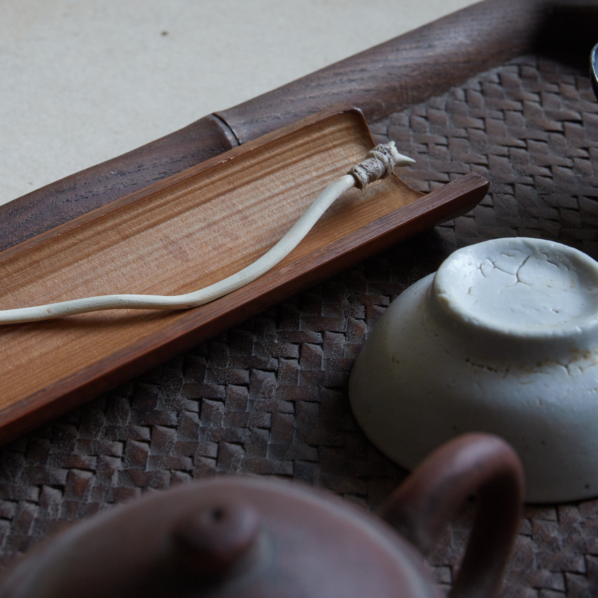 BANDEJA DE TÉ DE MADERA, Intrincadamente tallada con diseño de ajiro de imitación de bambú, Período Meiji–Taisho（1868–1926 d. C.）