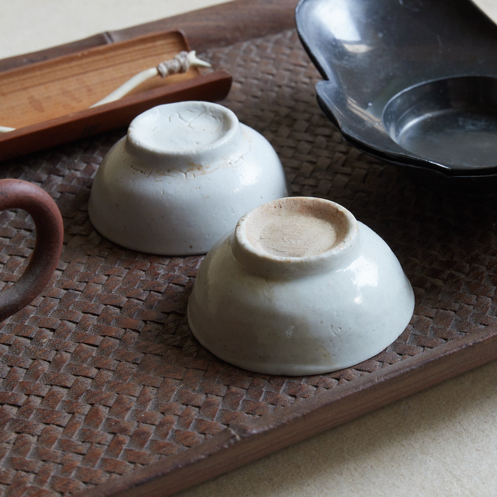 BANDEJA DE TÉ DE MADERA, Intrincadamente tallada con diseño de ajiro de imitación de bambú, Período Meiji–Taisho（1868–1926 d. C.）