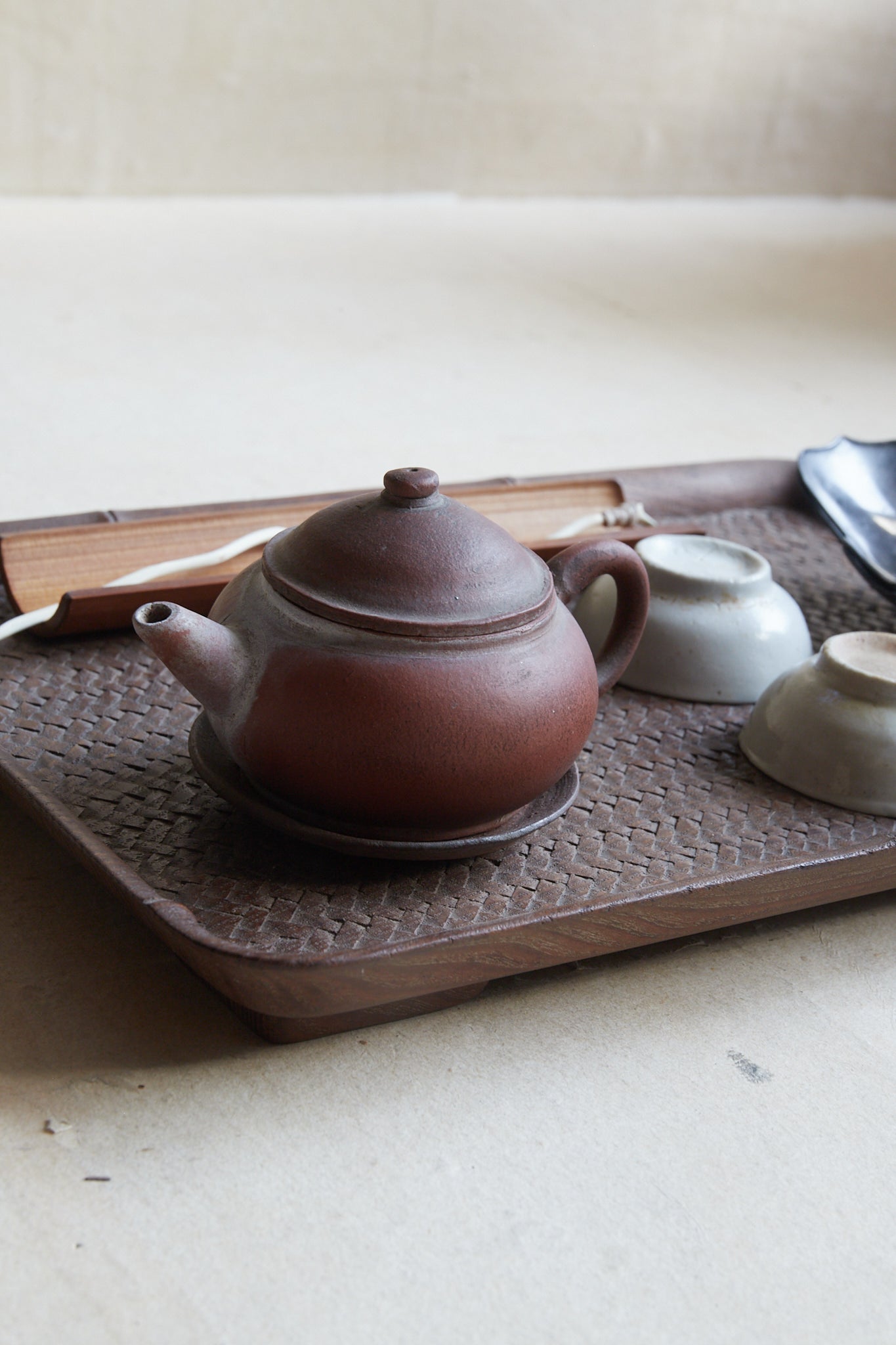 BANDEJA DE TÉ DE MADERA, Intrincadamente tallada con diseño de ajiro de imitación de bambú, Período Meiji–Taisho（1868–1926 d. C.）