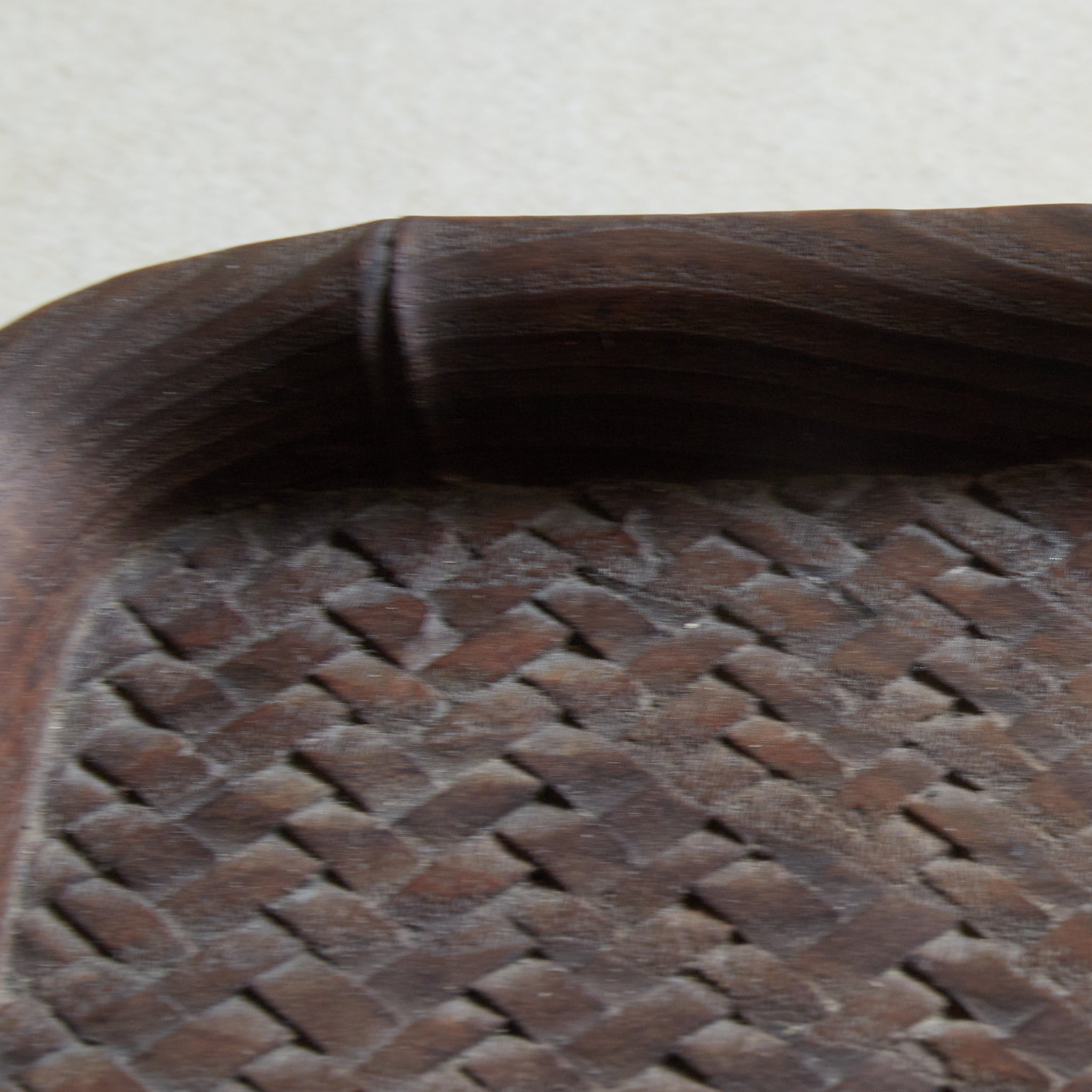 BANDEJA DE TÉ DE MADERA, Intrincadamente tallada con diseño de ajiro de imitación de bambú, Período Meiji–Taisho（1868–1926 d. C.）