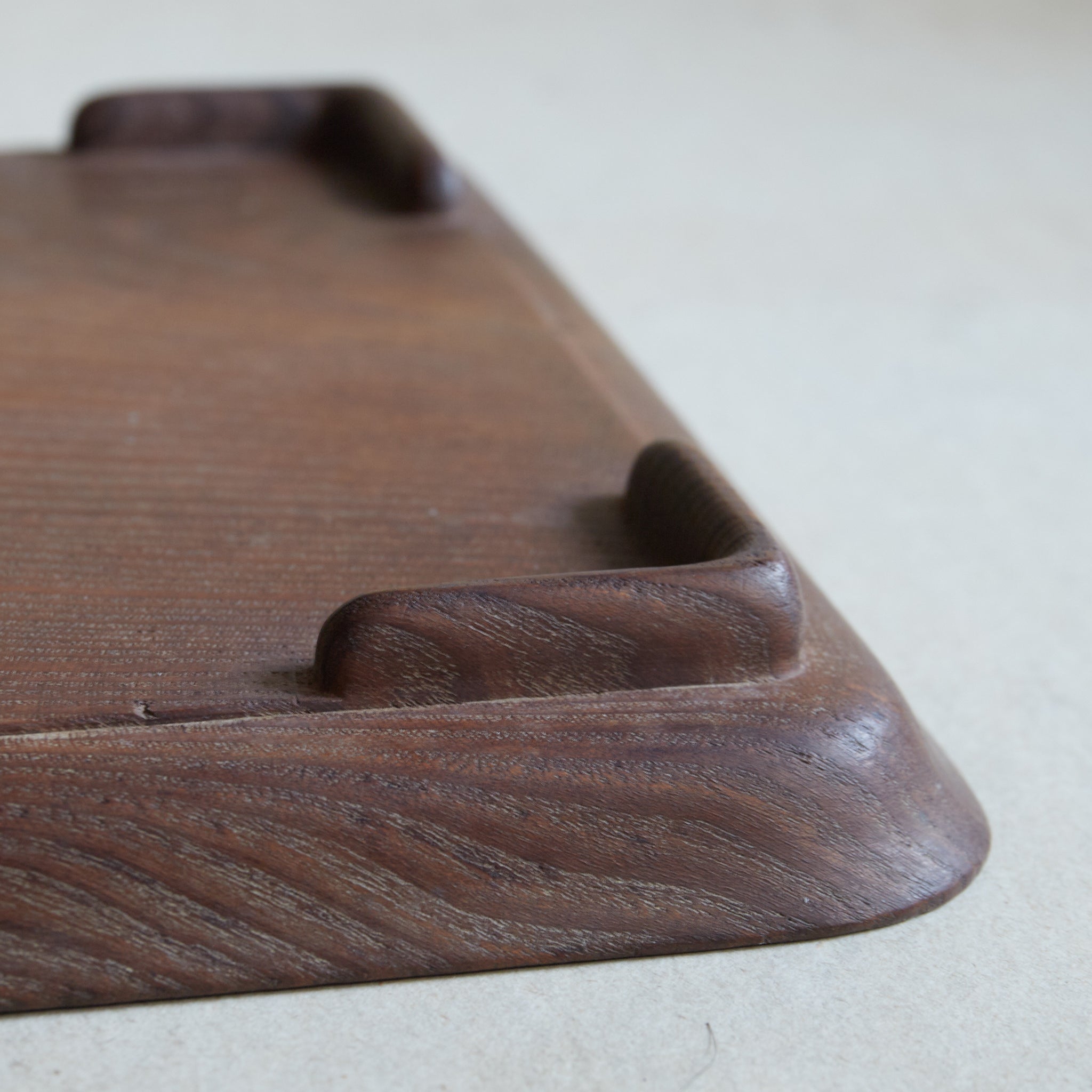 BANDEJA DE TÉ DE MADERA, Intrincadamente tallada con diseño de ajiro de imitación de bambú, Período Meiji–Taisho（1868–1926 d. C.）