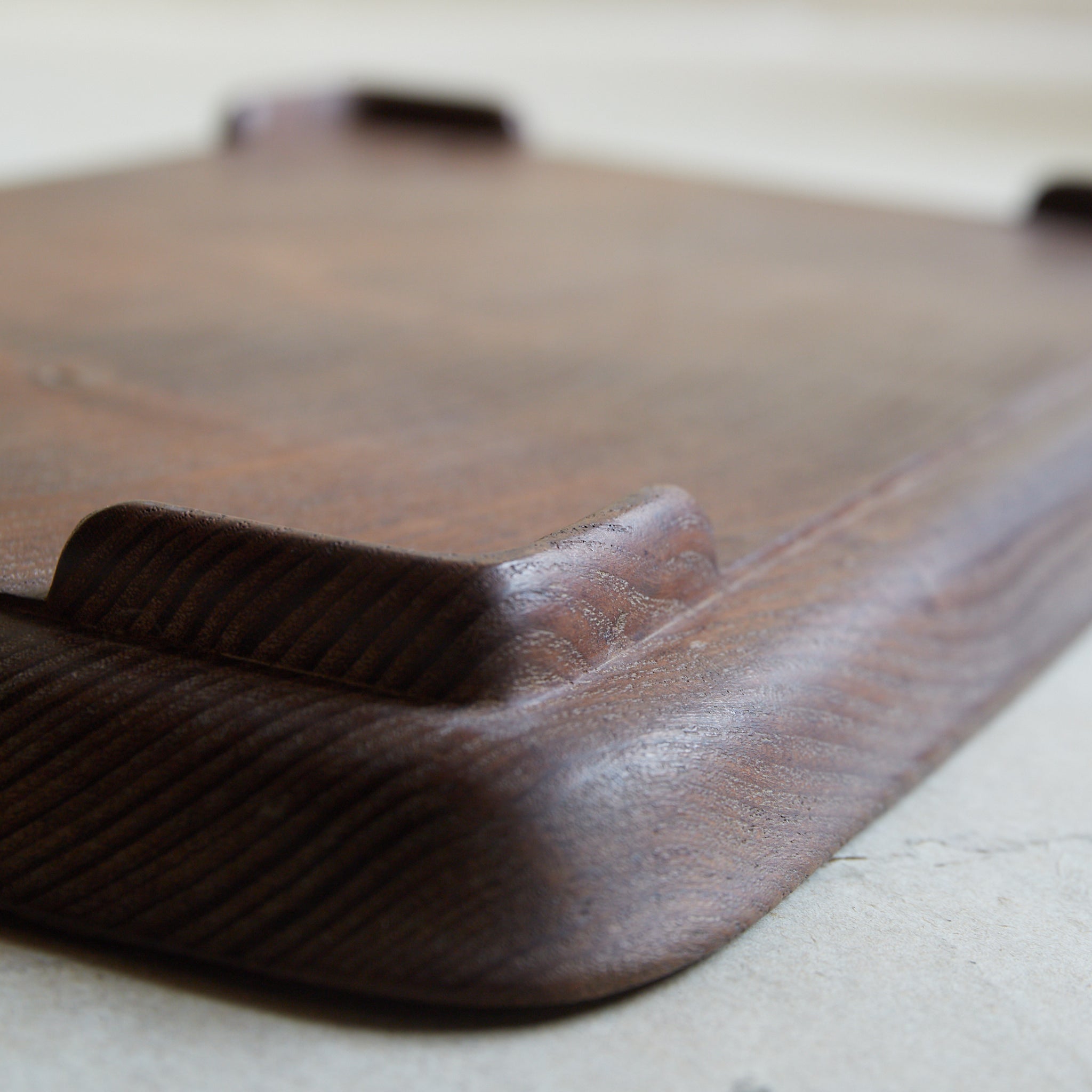 BANDEJA DE TÉ DE MADERA, Intrincadamente tallada con diseño de ajiro de imitación de bambú, Período Meiji–Taisho（1868–1926 d. C.）