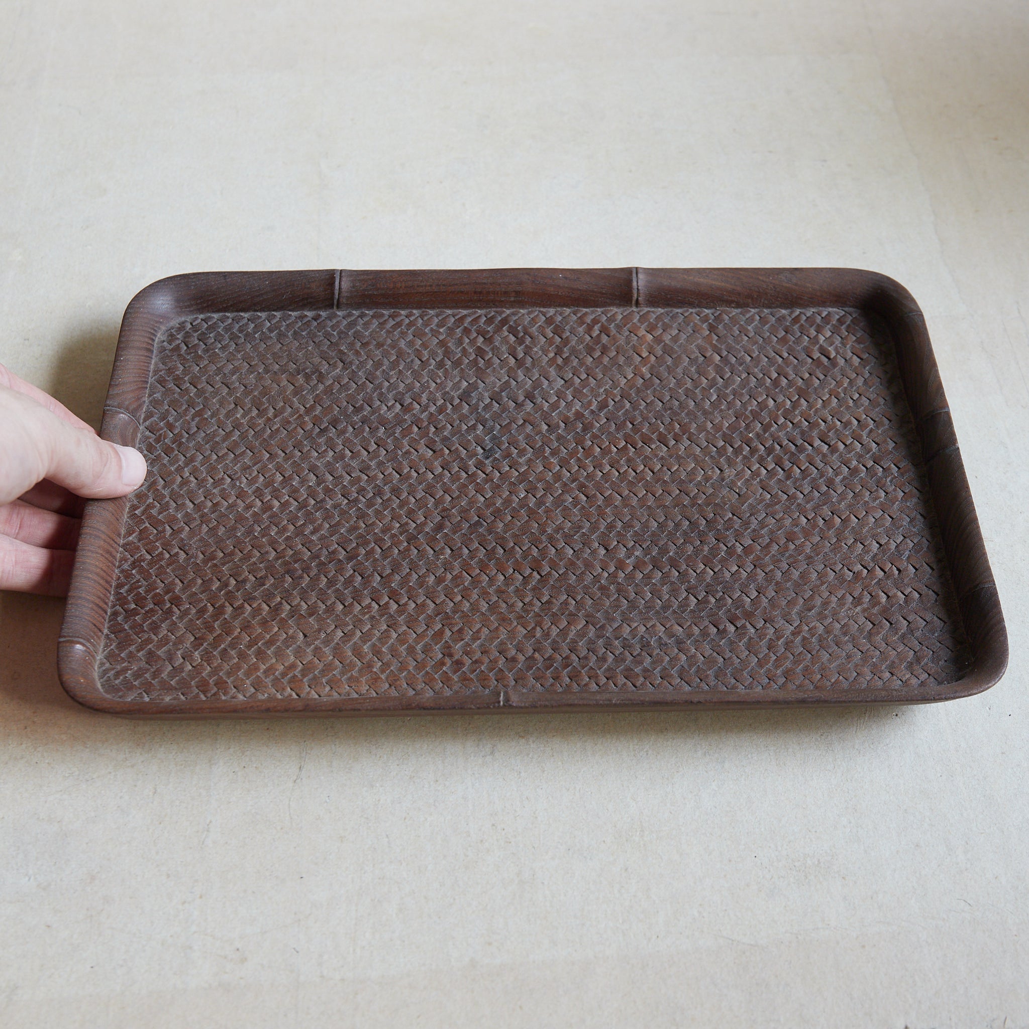 BANDEJA DE TÉ DE MADERA, Intrincadamente tallada con diseño de ajiro de imitación de bambú, Período Meiji–Taisho（1868–1926 d. C.）