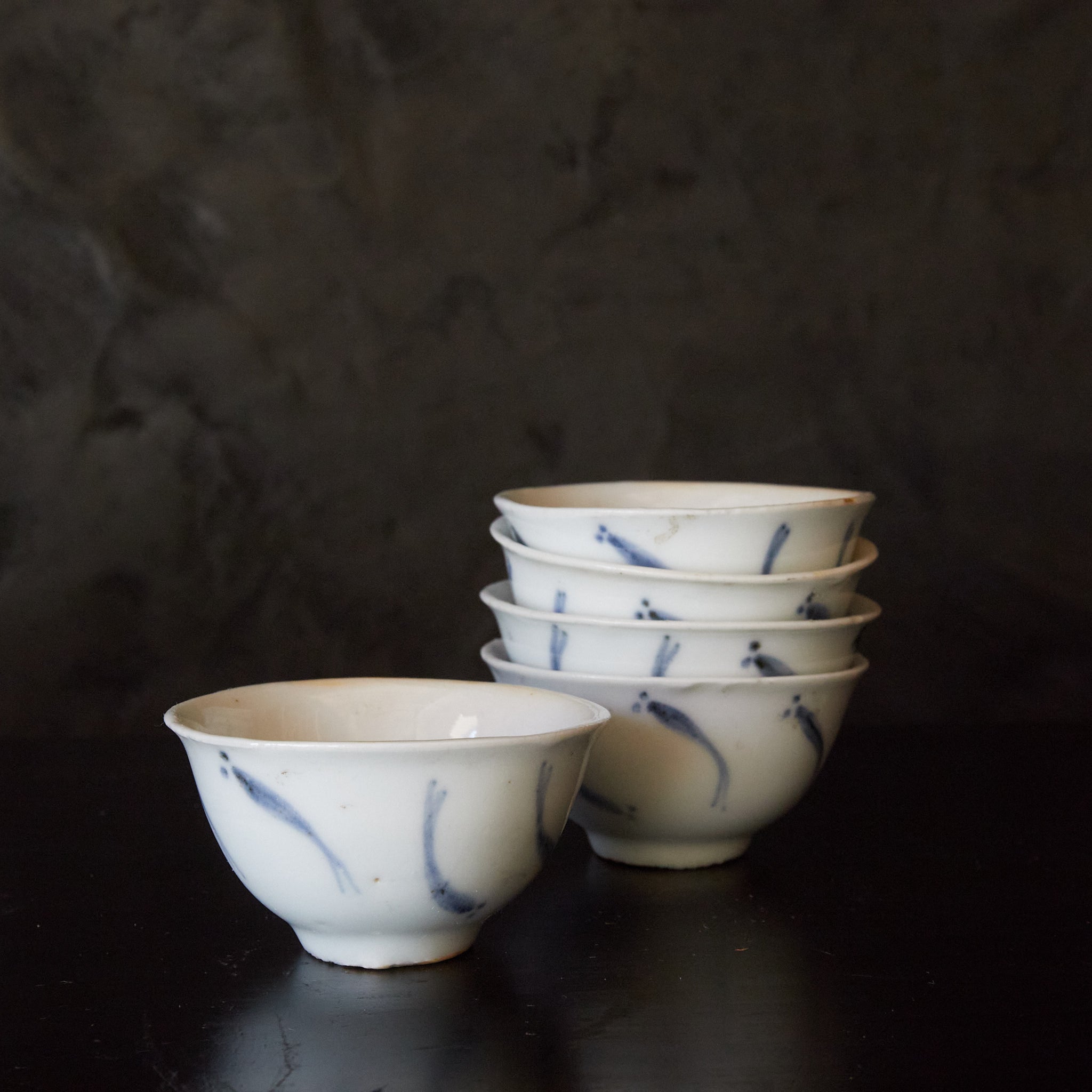 TAZZA DA SENCHA, Ko-Imari, porcellana bianca e blu con motivo del pesce di riso giapponese, set da 5, Periodo Edo（1603–1867 d.C.）