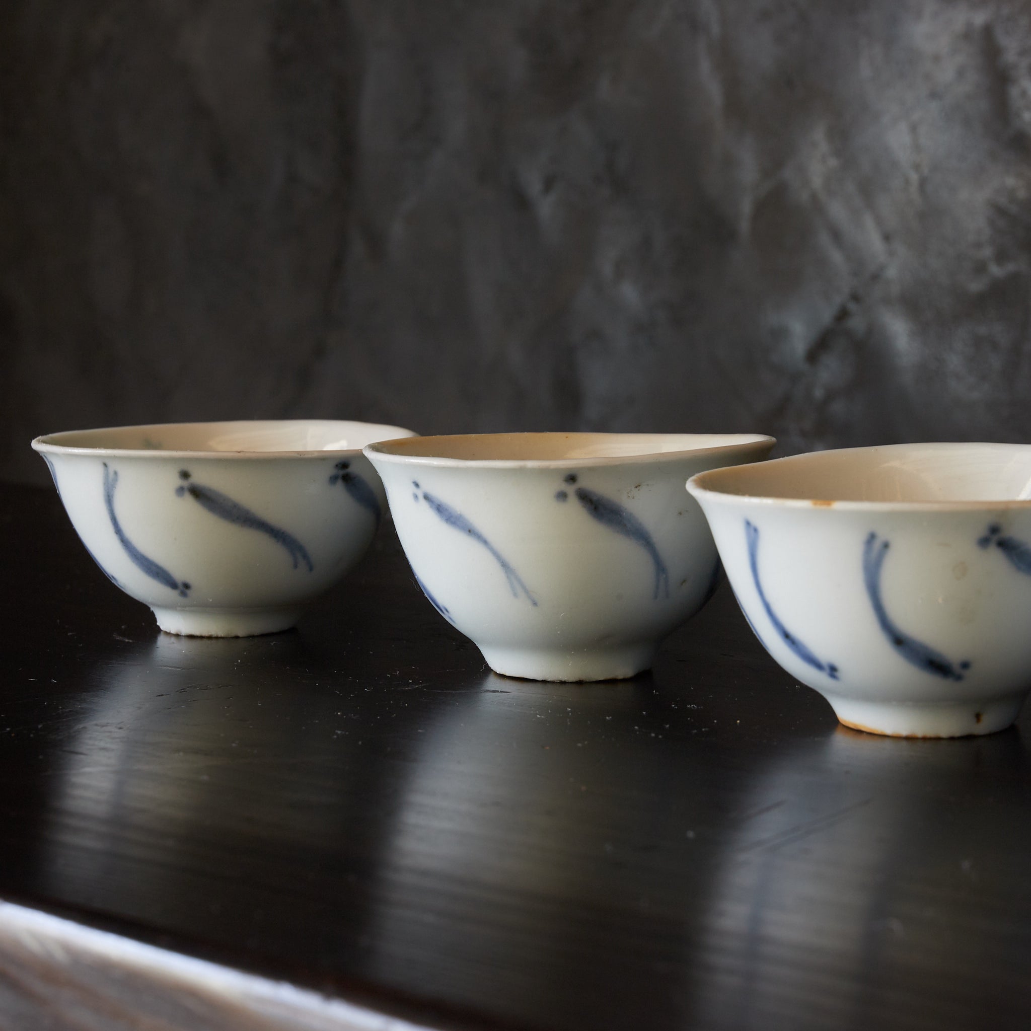 TAZA PARA SENCHA, Ko-Imari, porcelana azul y blanca con patrón de pez de arroz japonés, juego de 5, Período Edo（1603–1867 d. C.）