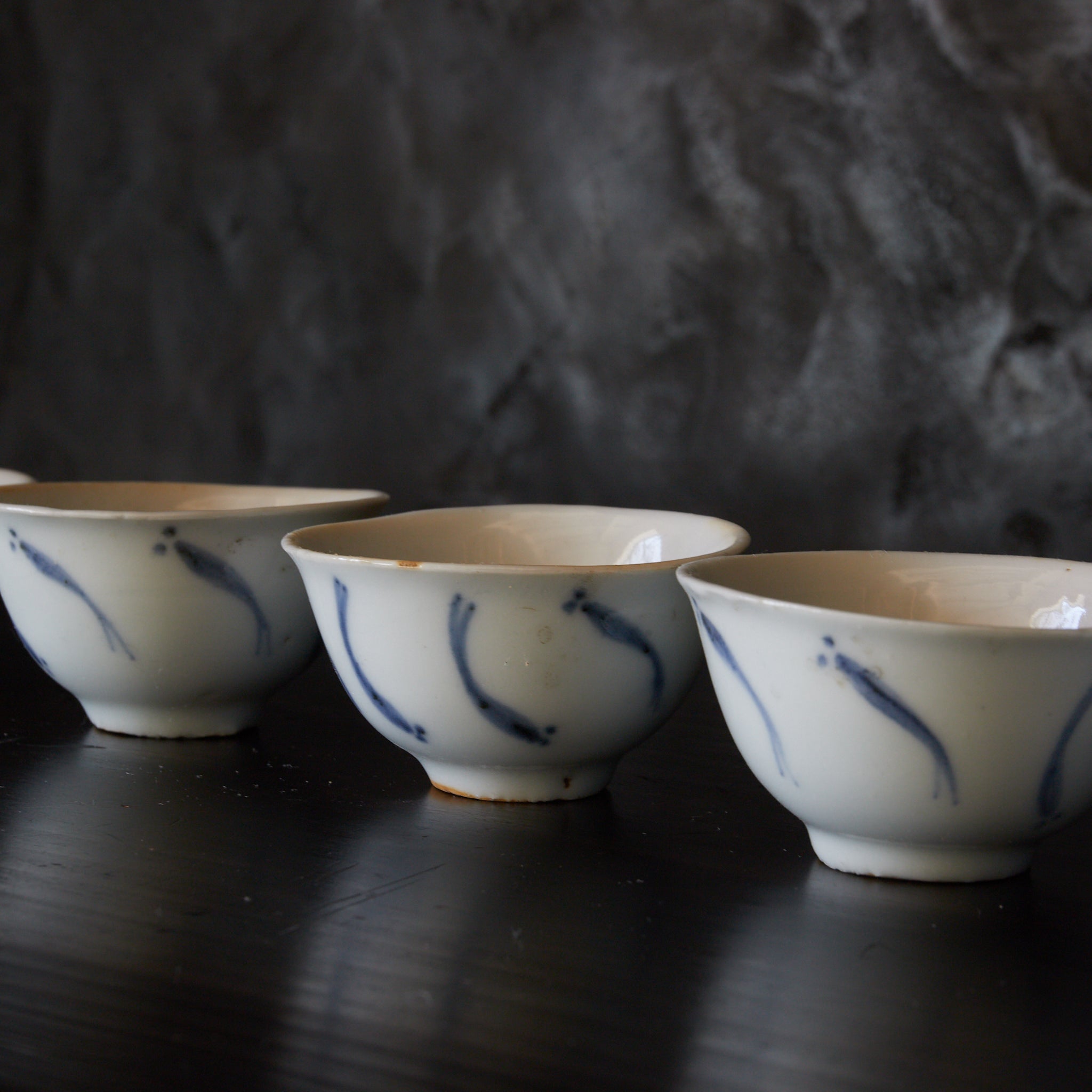 TAZA PARA SENCHA, Ko-Imari, porcelana azul y blanca con patrón de pez de arroz japonés, juego de 5, Período Edo（1603–1867 d. C.）