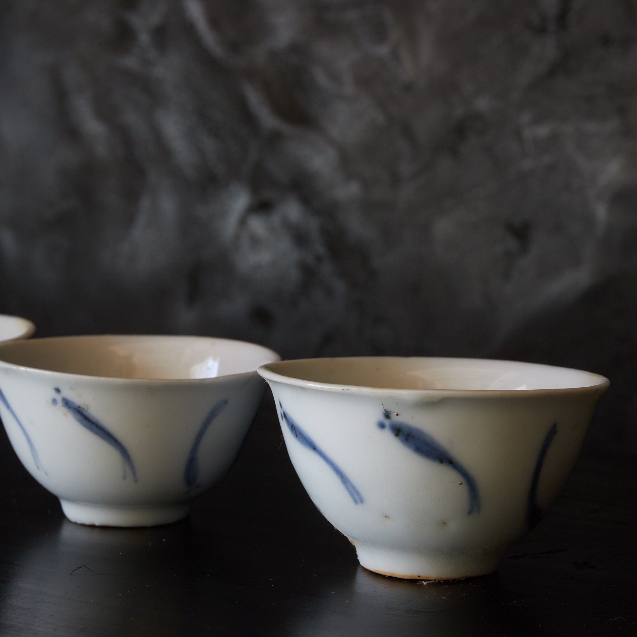 TAZA PARA SENCHA, Ko-Imari, porcelana azul y blanca con patrón de pez de arroz japonés, juego de 5, Período Edo（1603–1867 d. C.）