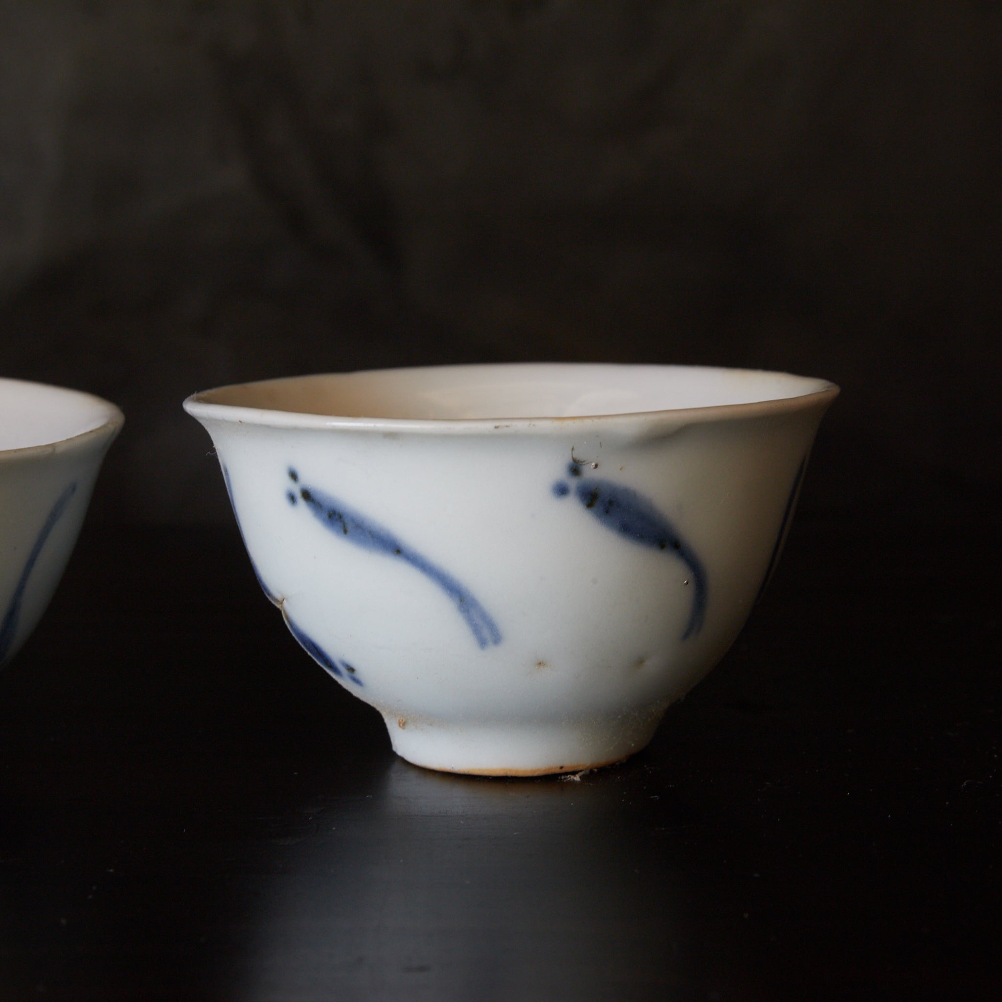 TAZA PARA SENCHA, Ko-Imari, porcelana azul y blanca con patrón de pez de arroz japonés, juego de 5, Período Edo（1603–1867 d. C.）