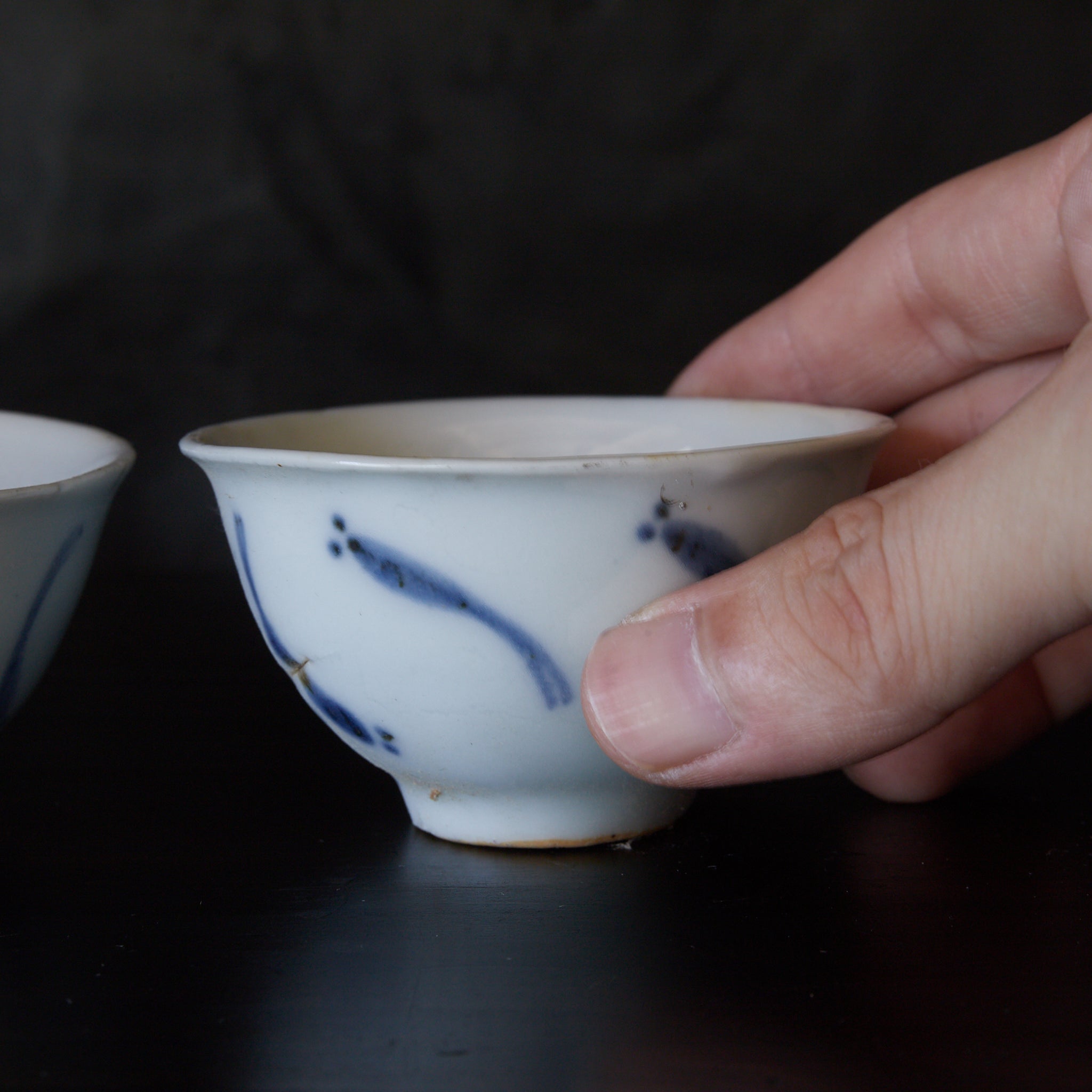 TAZA PARA SENCHA, Ko-Imari, porcelana azul y blanca con patrón de pez de arroz japonés, juego de 5, Período Edo（1603–1867 d. C.）