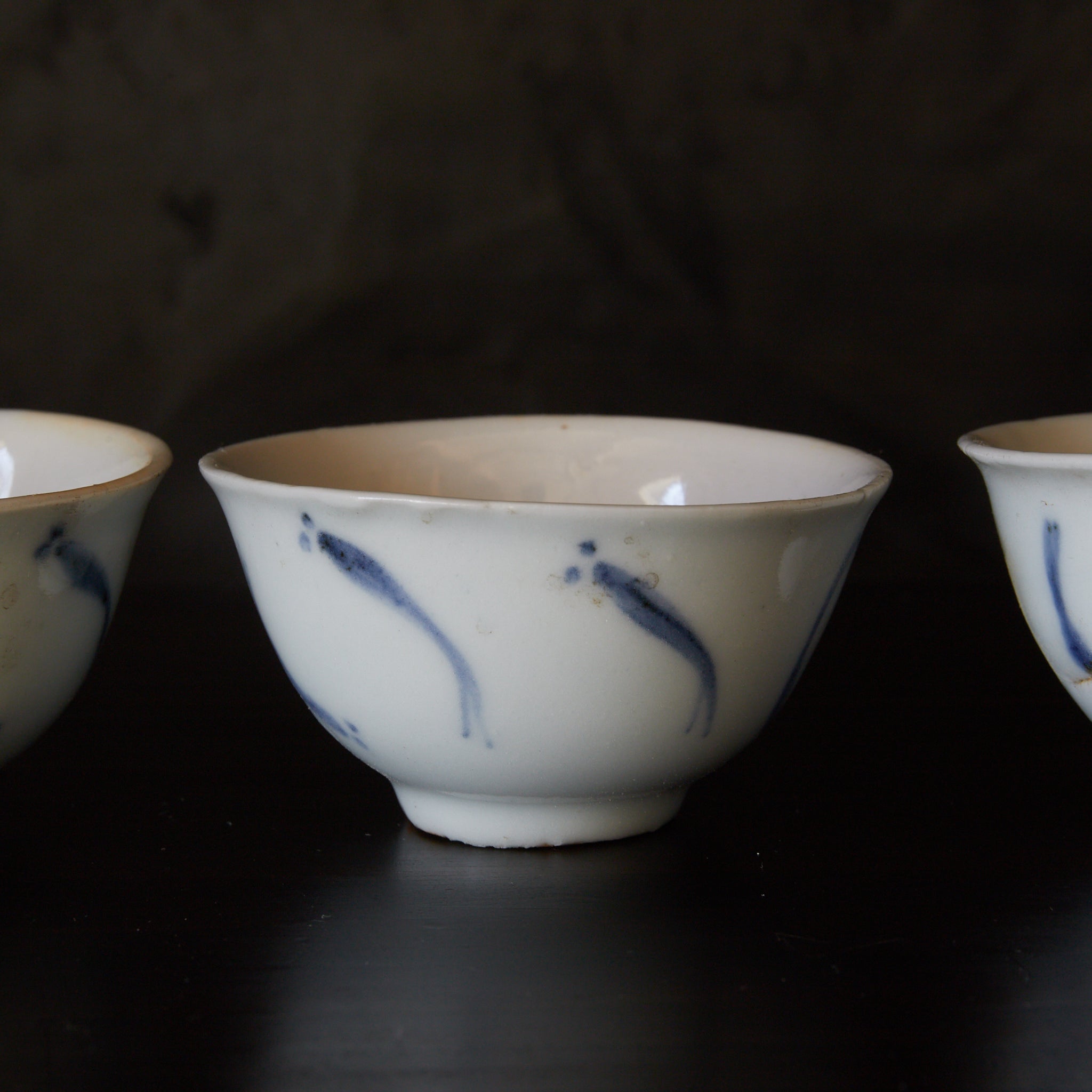 TAZA PARA SENCHA, Ko-Imari, porcelana azul y blanca con patrón de pez de arroz japonés, juego de 5, Período Edo（1603–1867 d. C.）