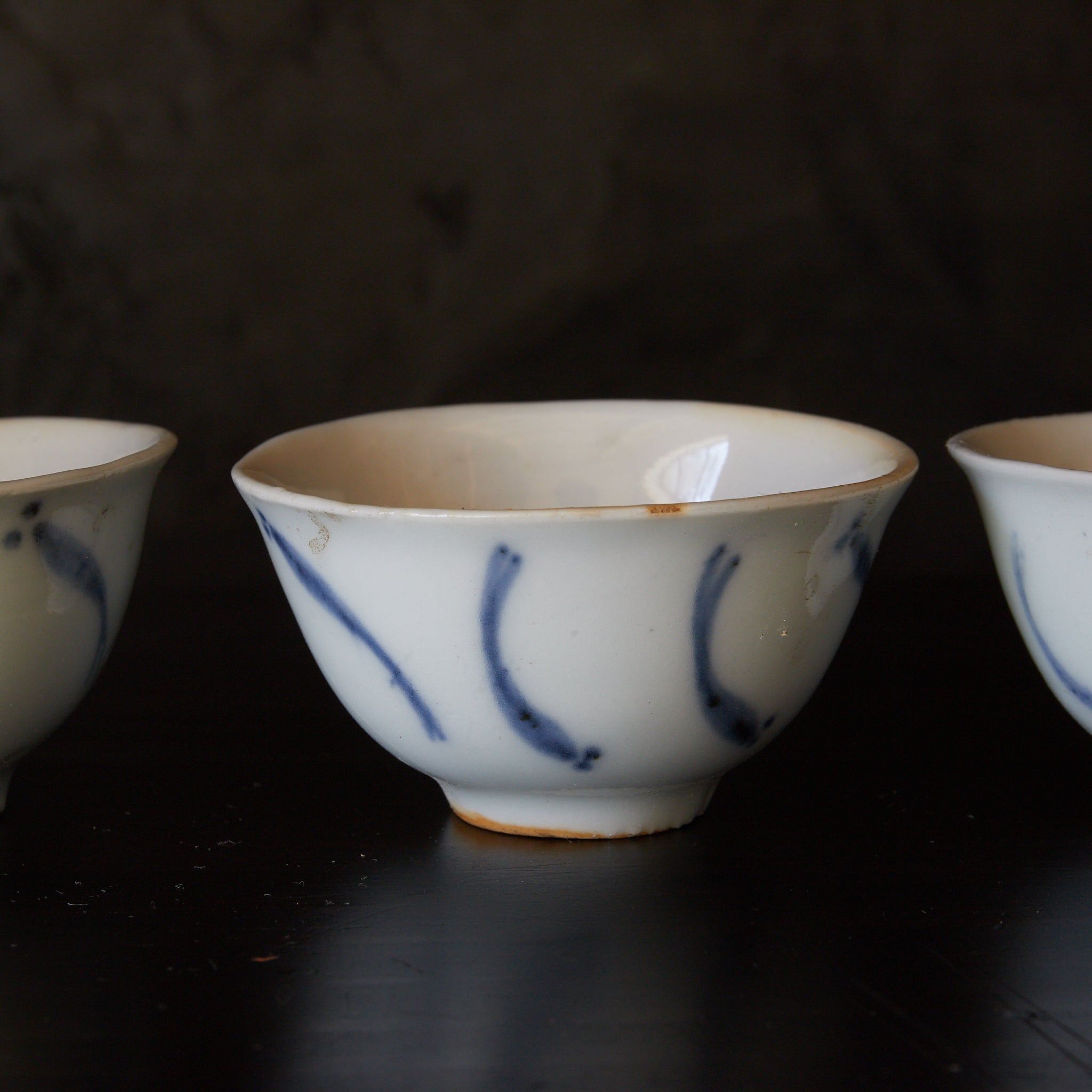 TAZA PARA SENCHA, Ko-Imari, porcelana azul y blanca con patrón de pez de arroz japonés, juego de 5, Período Edo（1603–1867 d. C.）