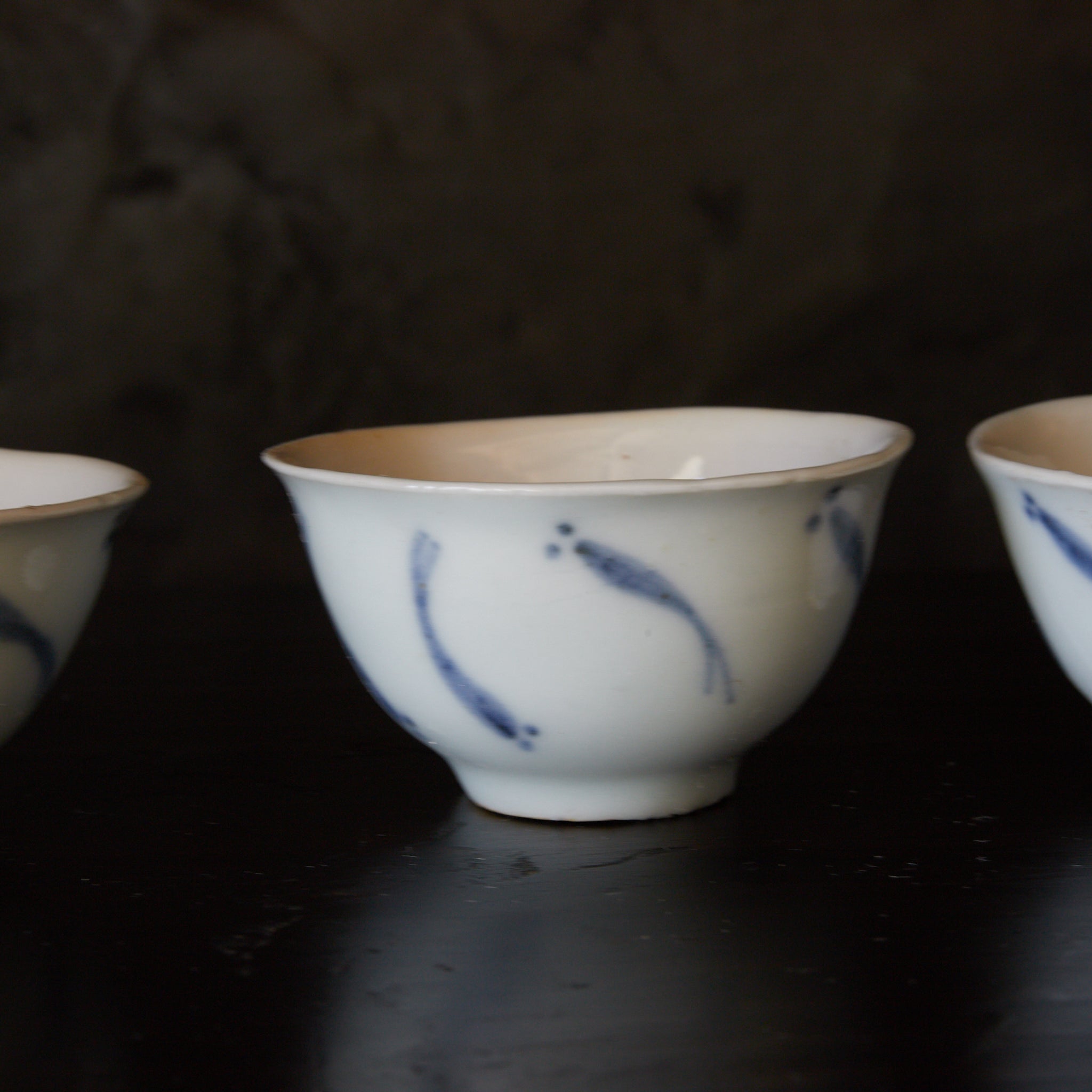 TAZA PARA SENCHA, Ko-Imari, porcelana azul y blanca con patrón de pez de arroz japonés, juego de 5, Período Edo（1603–1867 d. C.）