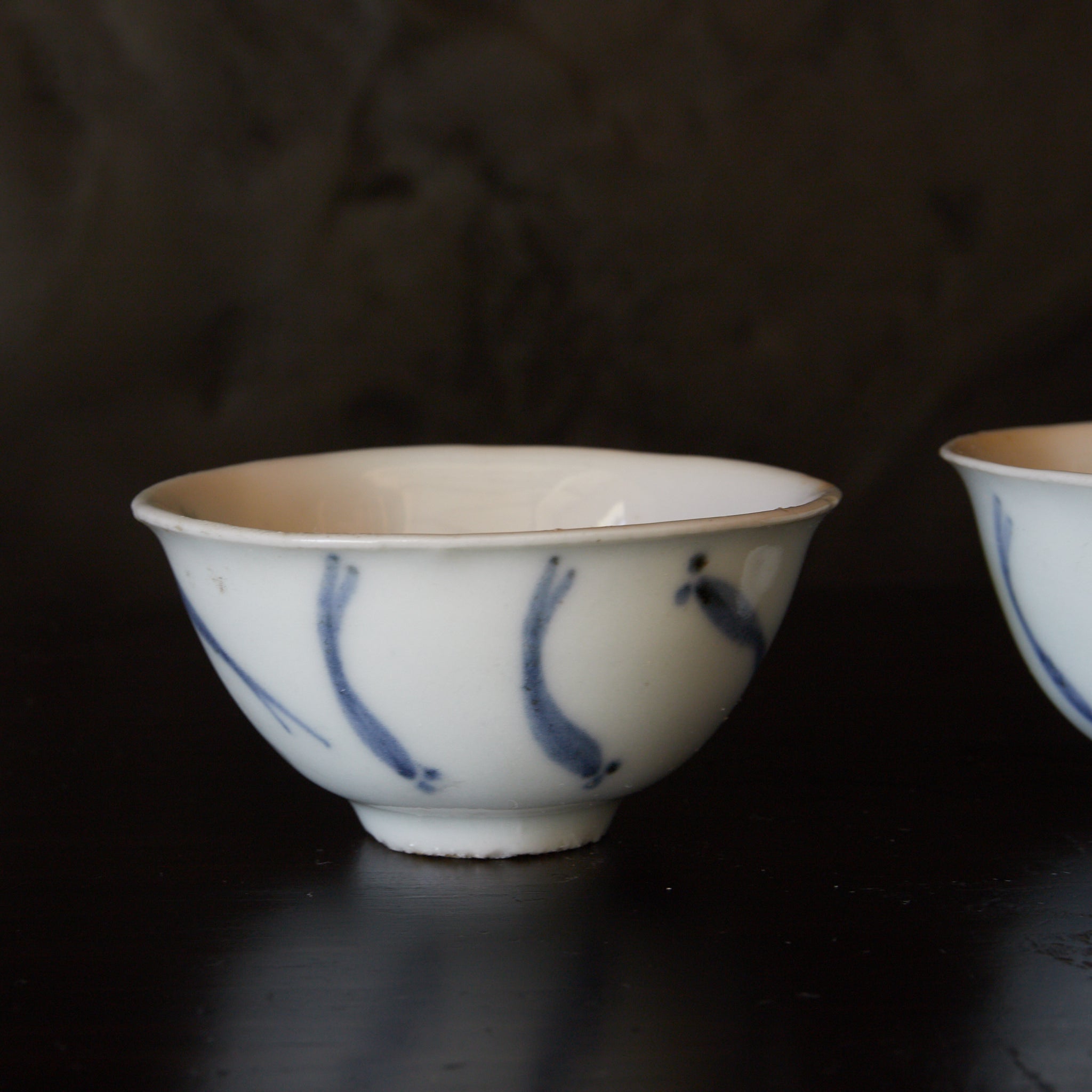 TAZA PARA SENCHA, Ko-Imari, porcelana azul y blanca con patrón de pez de arroz japonés, juego de 5, Período Edo（1603–1867 d. C.）