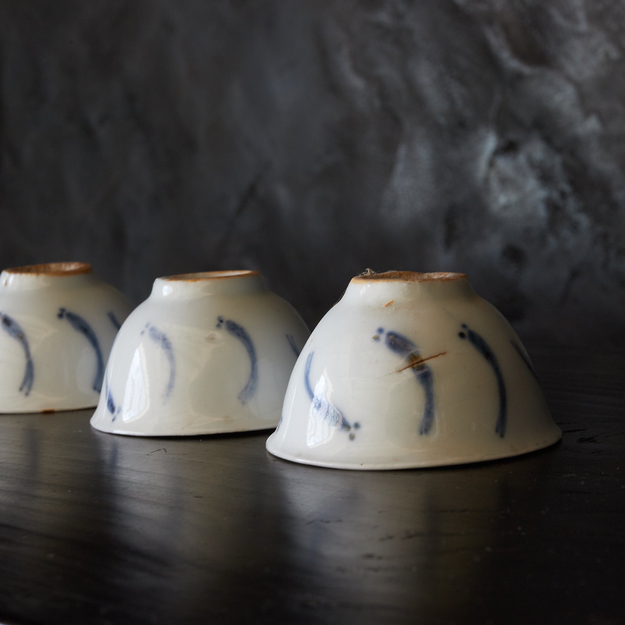 TAZA PARA SENCHA, Ko-Imari, porcelana azul y blanca con patrón de pez de arroz japonés, juego de 5, Período Edo（1603–1867 d. C.）