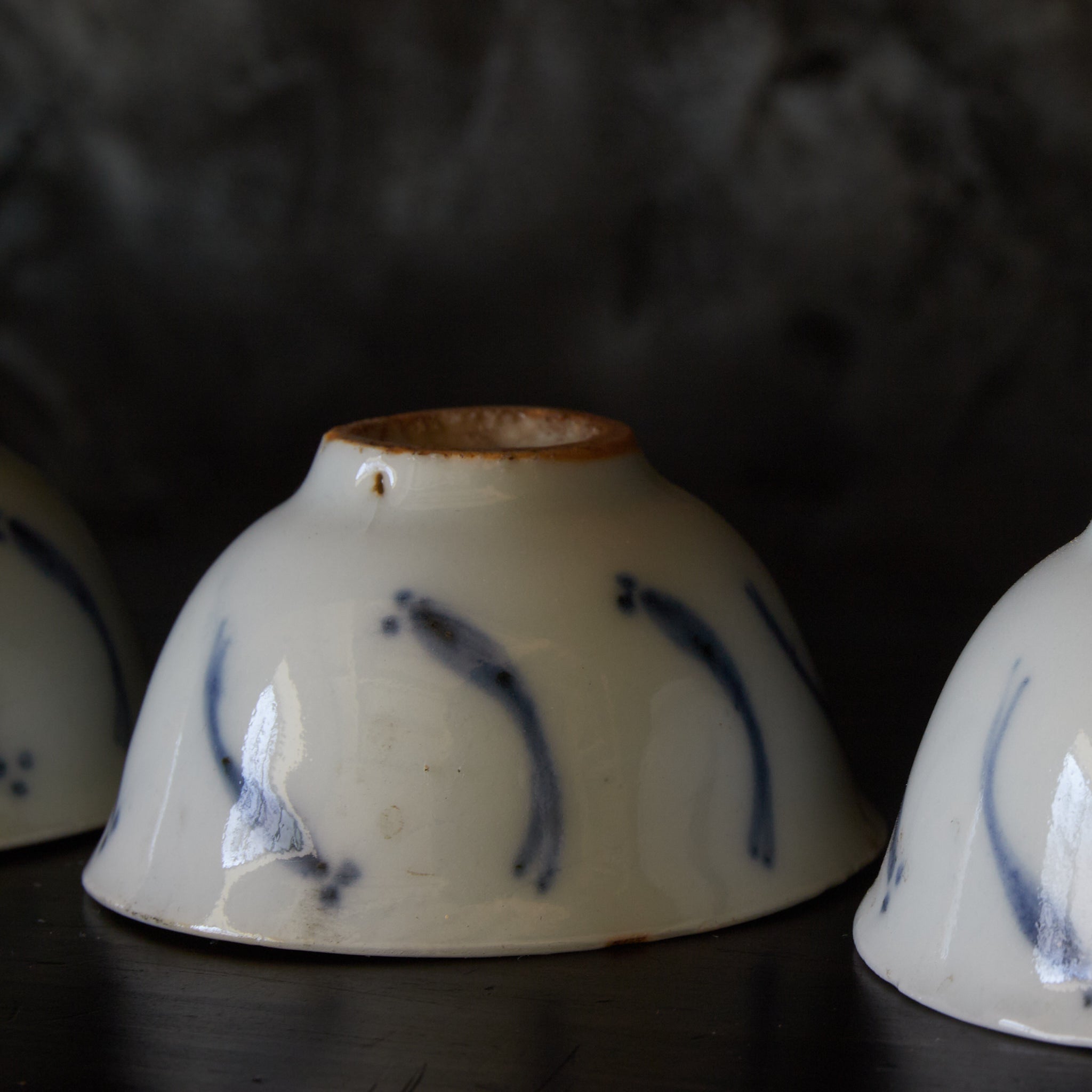 TAZA PARA SENCHA, Ko-Imari, porcelana azul y blanca con patrón de pez de arroz japonés, juego de 5, Período Edo（1603–1867 d. C.）