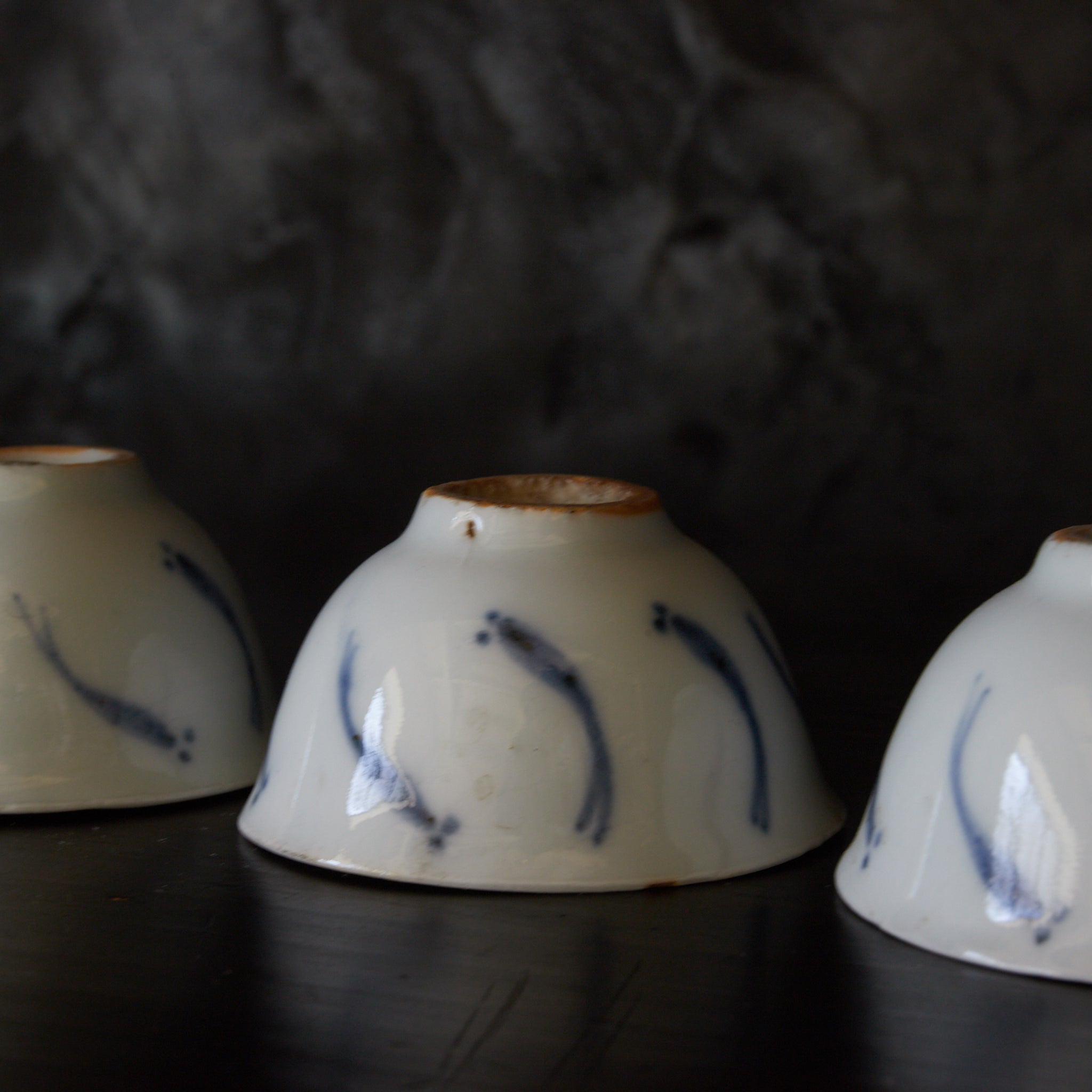 TAZA PARA SENCHA, Ko-Imari, porcelana azul y blanca con patrón de pez de arroz japonés, juego de 5, Período Edo（1603–1867 d. C.）