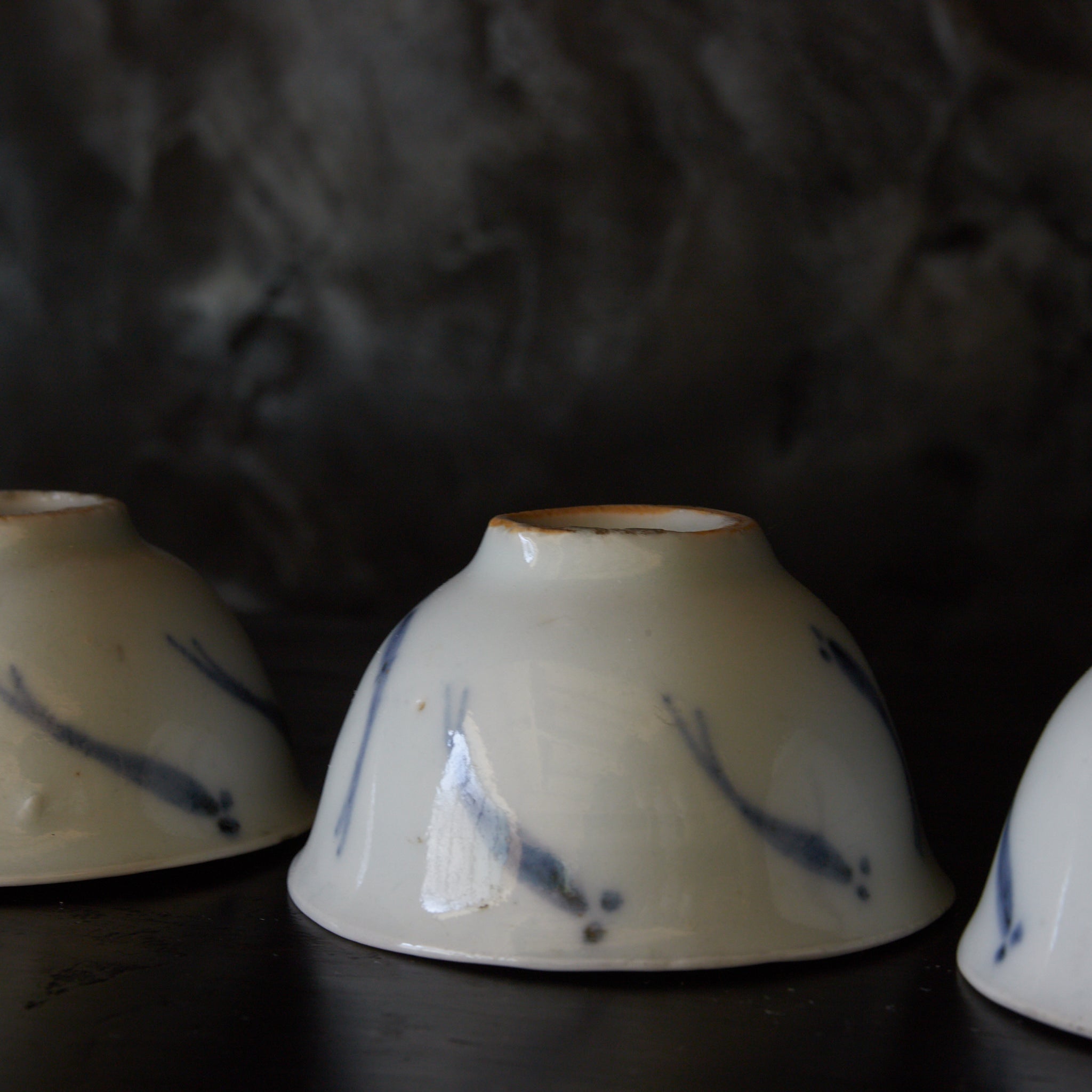 TAZA PARA SENCHA, Ko-Imari, porcelana azul y blanca con patrón de pez de arroz japonés, juego de 5, Período Edo（1603–1867 d. C.）