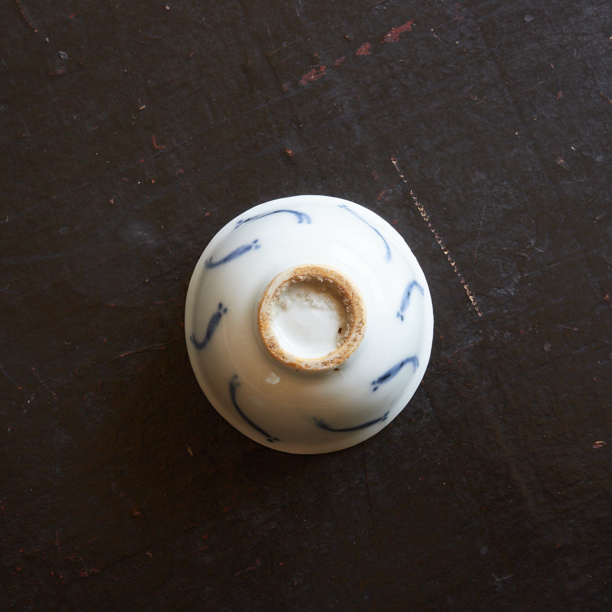 TAZA PARA SENCHA, Ko-Imari, porcelana azul y blanca con patrón de pez de arroz japonés, juego de 5, Período Edo（1603–1867 d. C.）