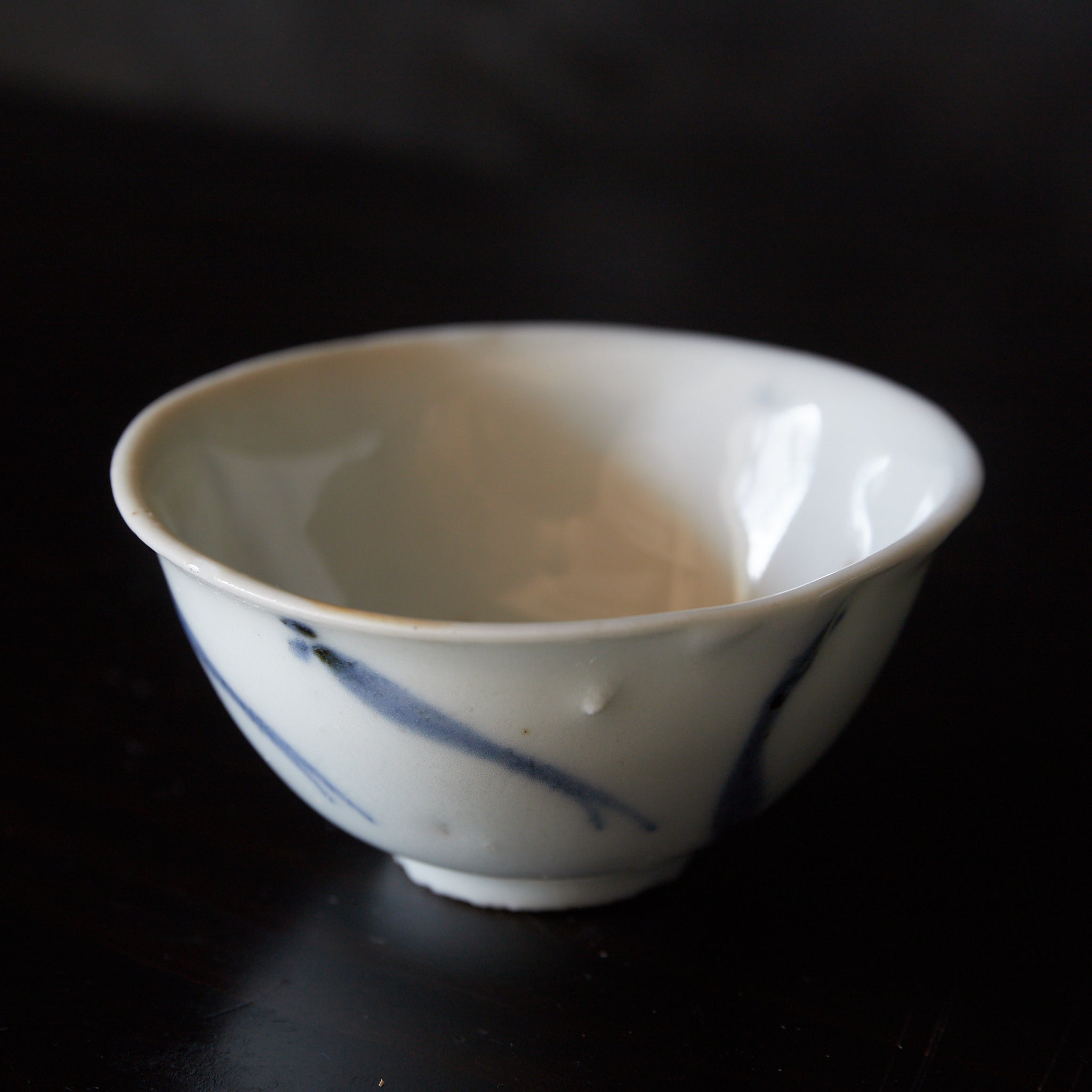 TAZA PARA SENCHA, Ko-Imari, porcelana azul y blanca con patrón de pez de arroz japonés, juego de 5, Período Edo（1603–1867 d. C.）