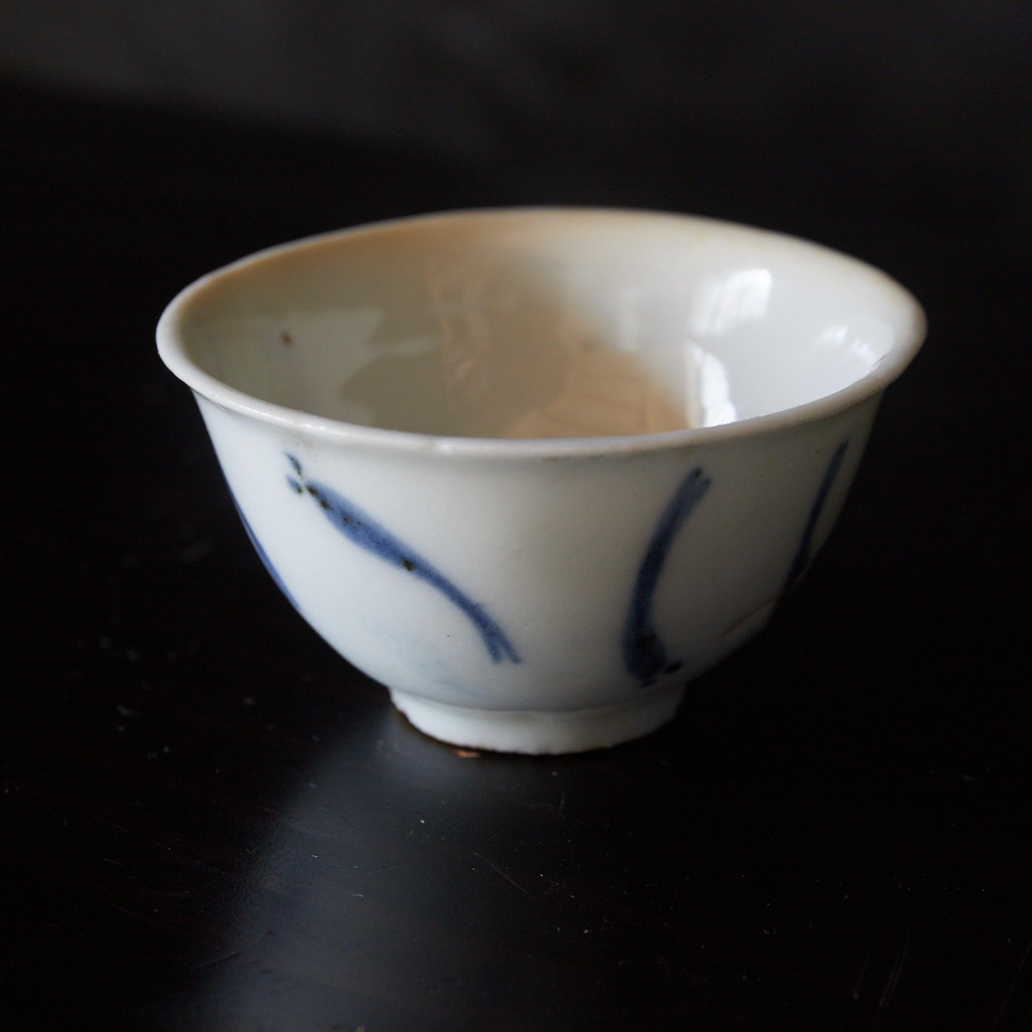 TAZA PARA SENCHA, Ko-Imari, porcelana azul y blanca con patrón de pez de arroz japonés, juego de 5, Período Edo（1603–1867 d. C.）