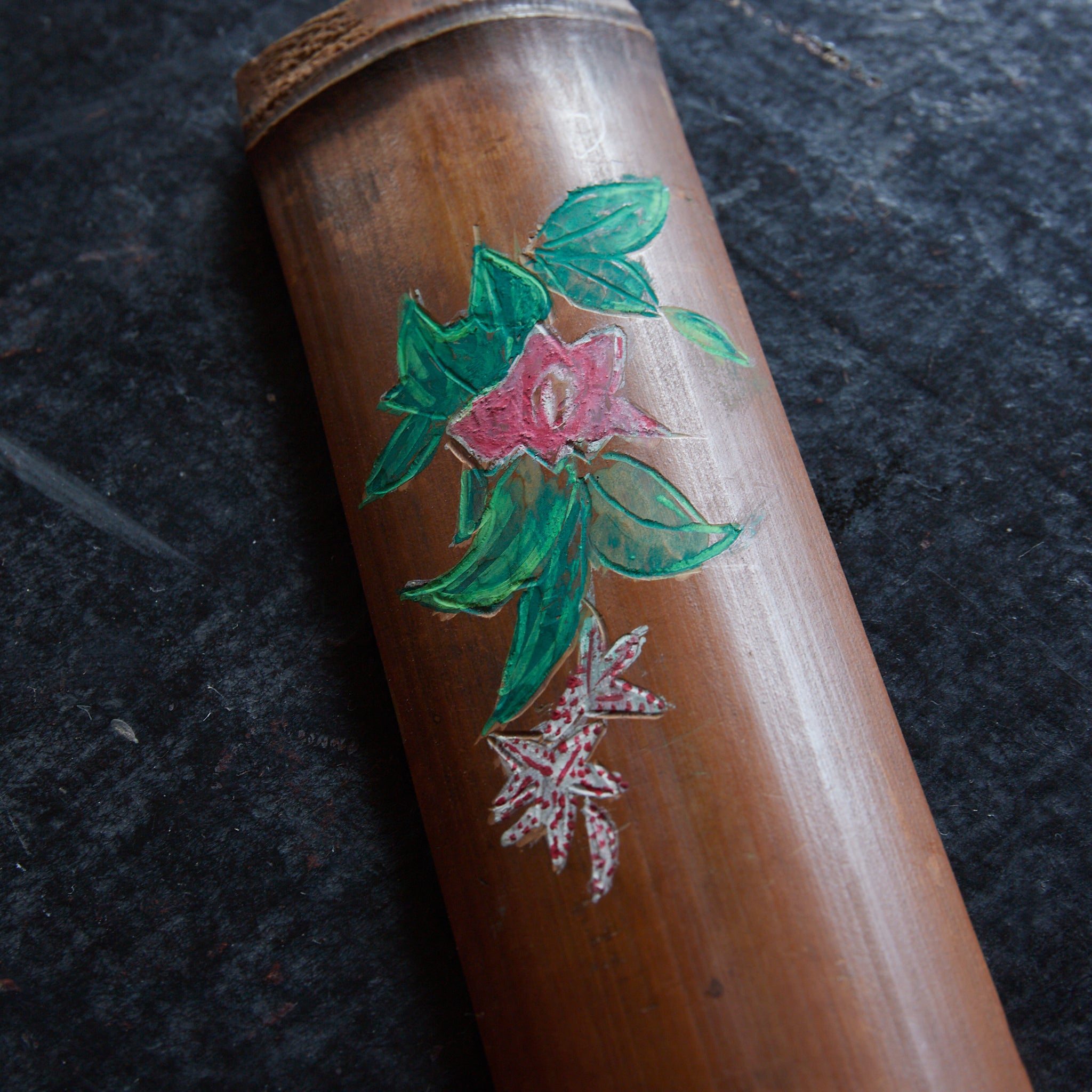 明治 竹彫紅花百合図蒔絵茶合（1868–1912CE） | 入蘆花（ロカニイル）