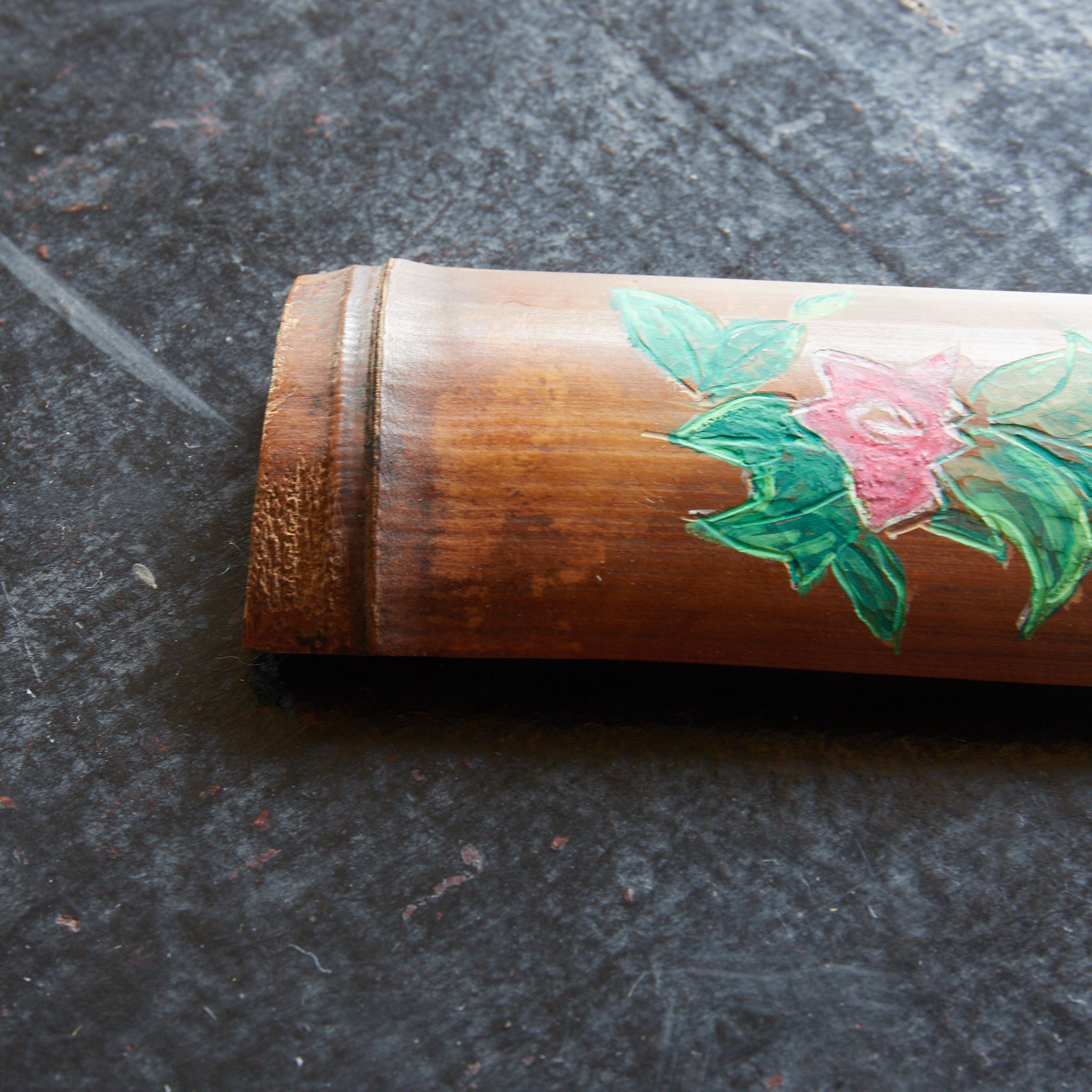 明治 竹彫紅花百合図蒔絵茶合（1868–1912CE） | 入蘆花（ロカニイル）