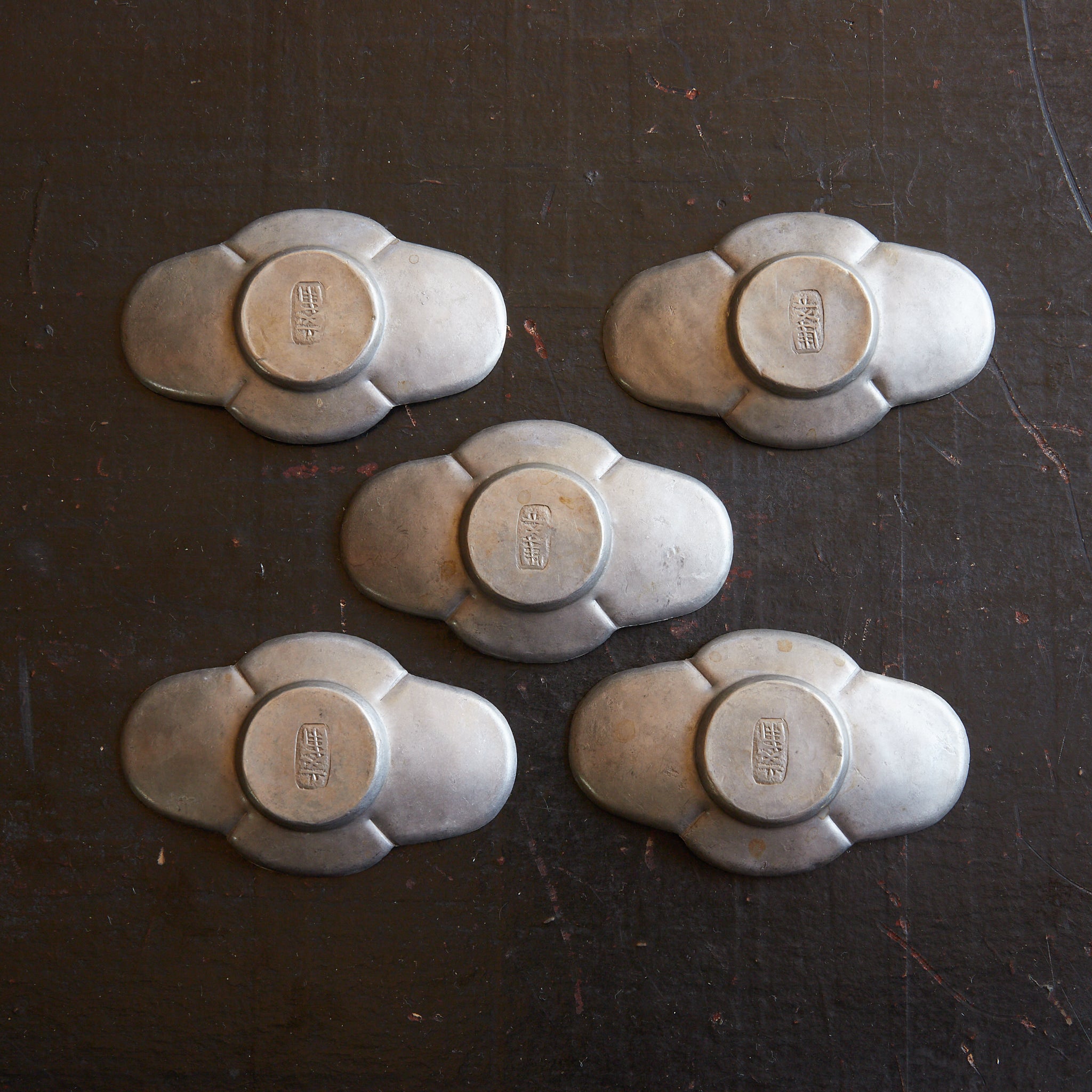 清代 古錫輪花形茶托 5客揃 在銘（1616–1911CE） | 入蘆花（ロカニイル）